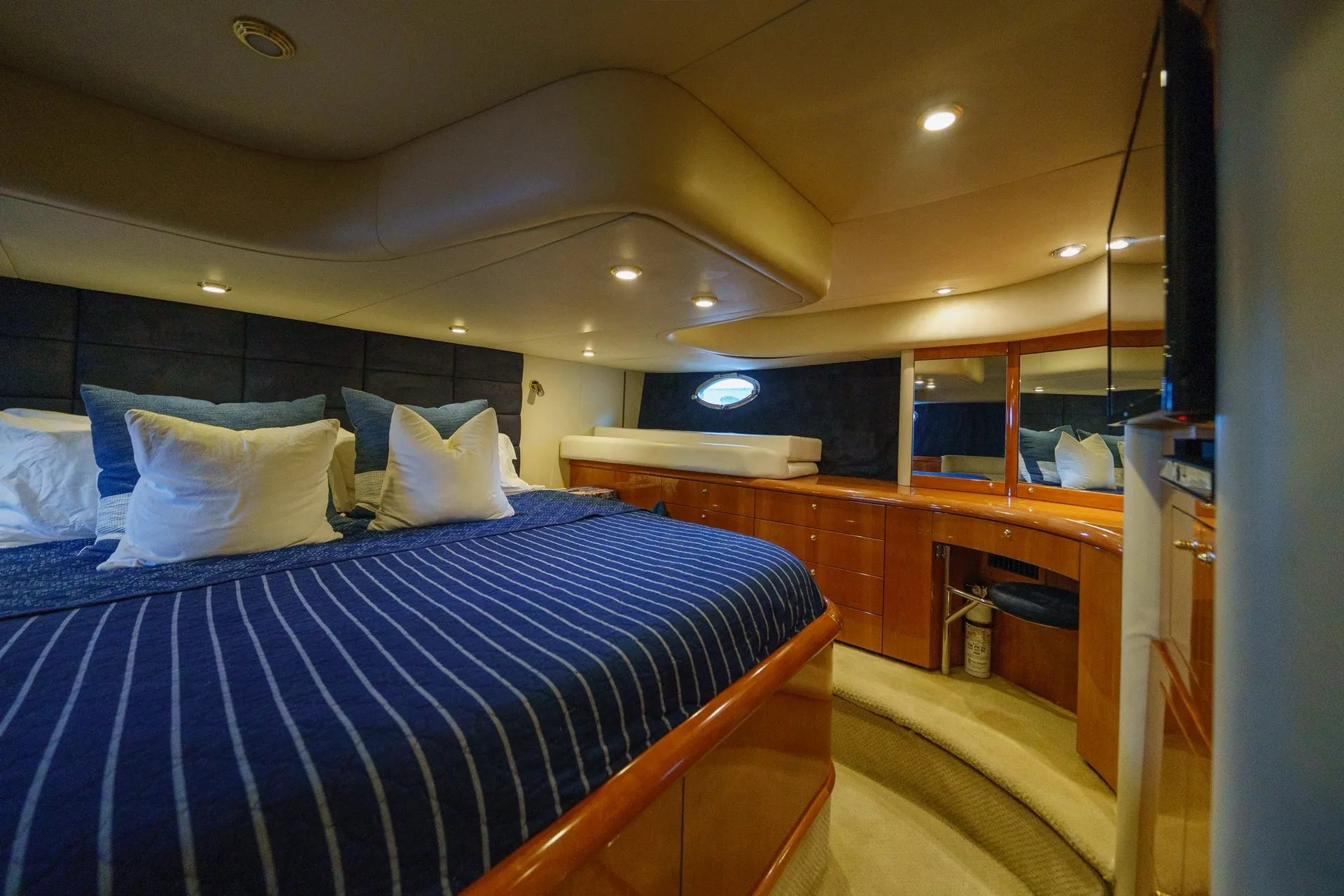 56' Luxury Yacht Crab Island Cruise 12 ppl