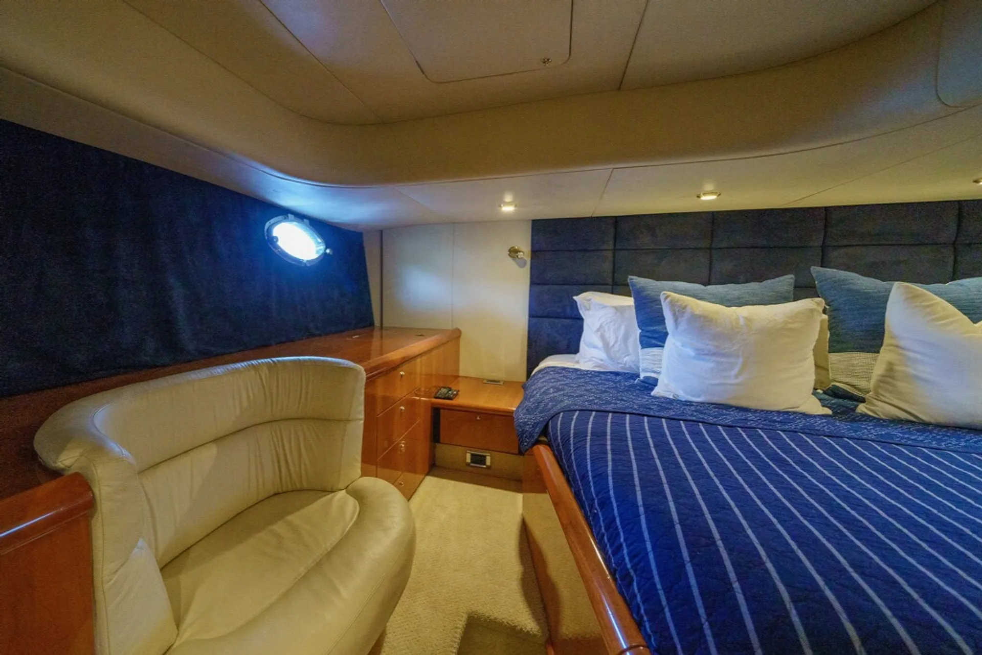 56' Luxury Yacht Crab Island Cruise 12 ppl