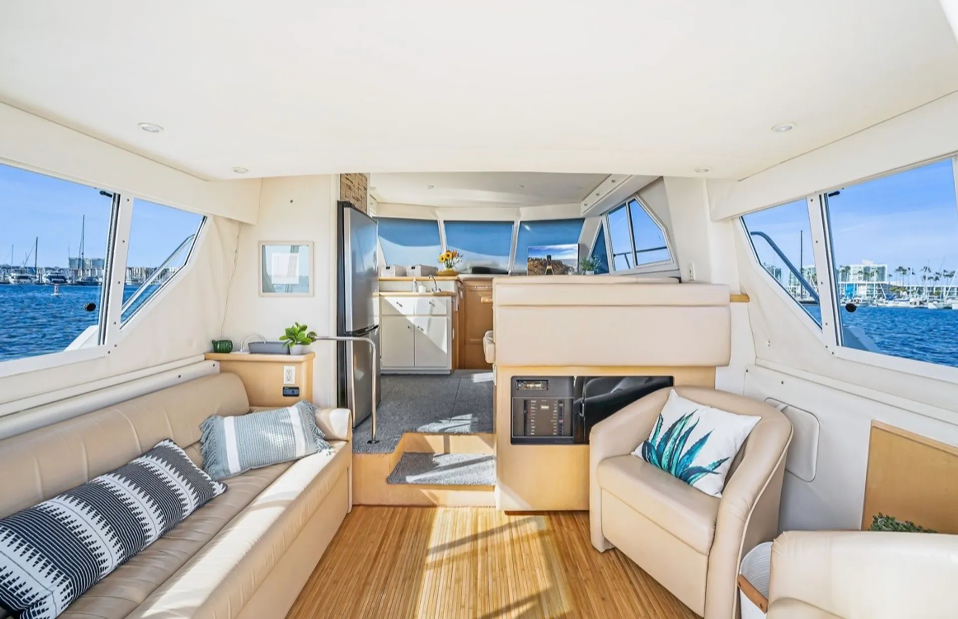 CARVER YACHTS 370 VOYAGER in Los Angeles, CA — photo 2