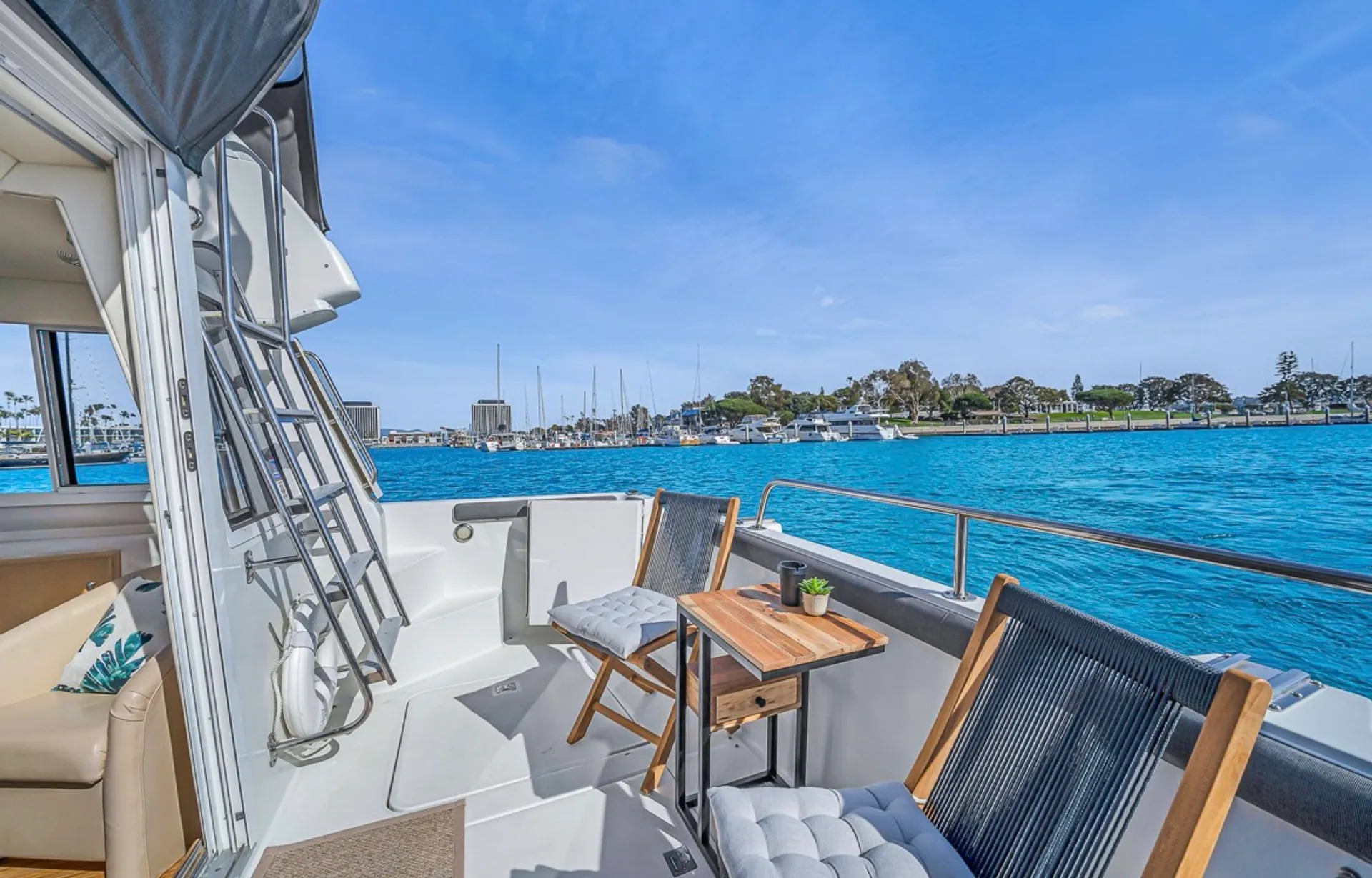 CARVER YACHTS 370 VOYAGER in Los Angeles, CA — photo 8