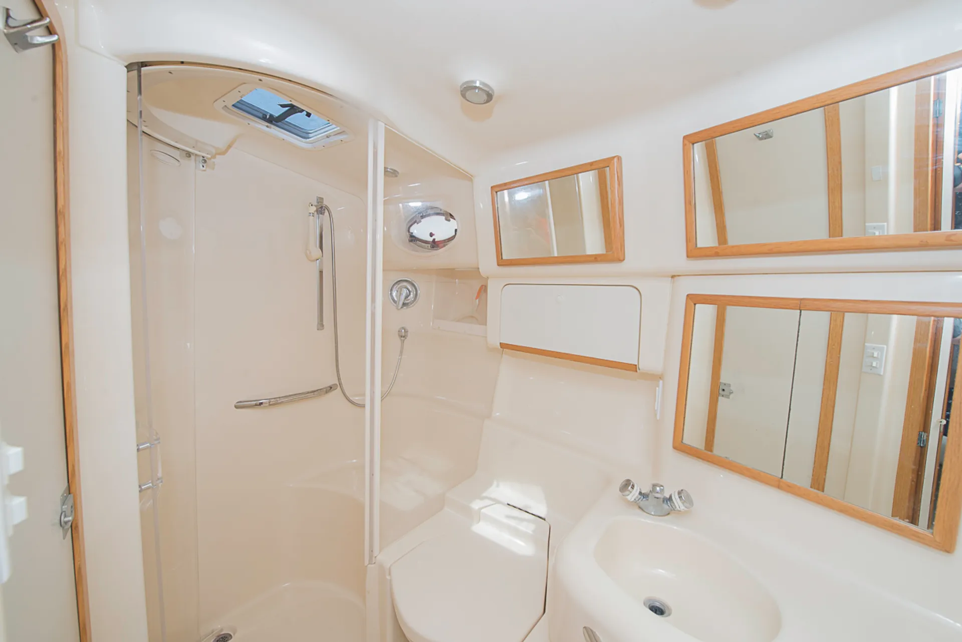 Diversey Harbor Gorgeous 48' Sea Ray Luxury Yacht