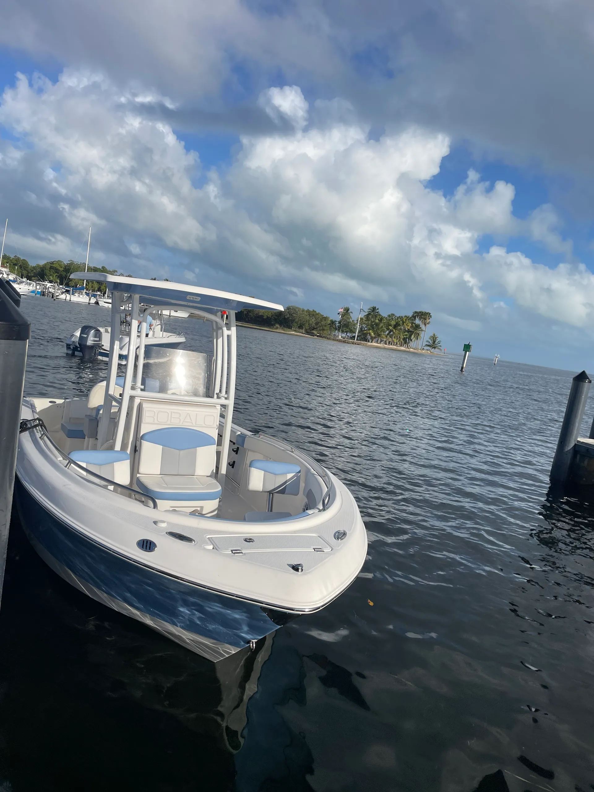 "BOOK WITH US AND GET UP TO ONE HOUR FREE" 2023 ROBALO 22 FT.