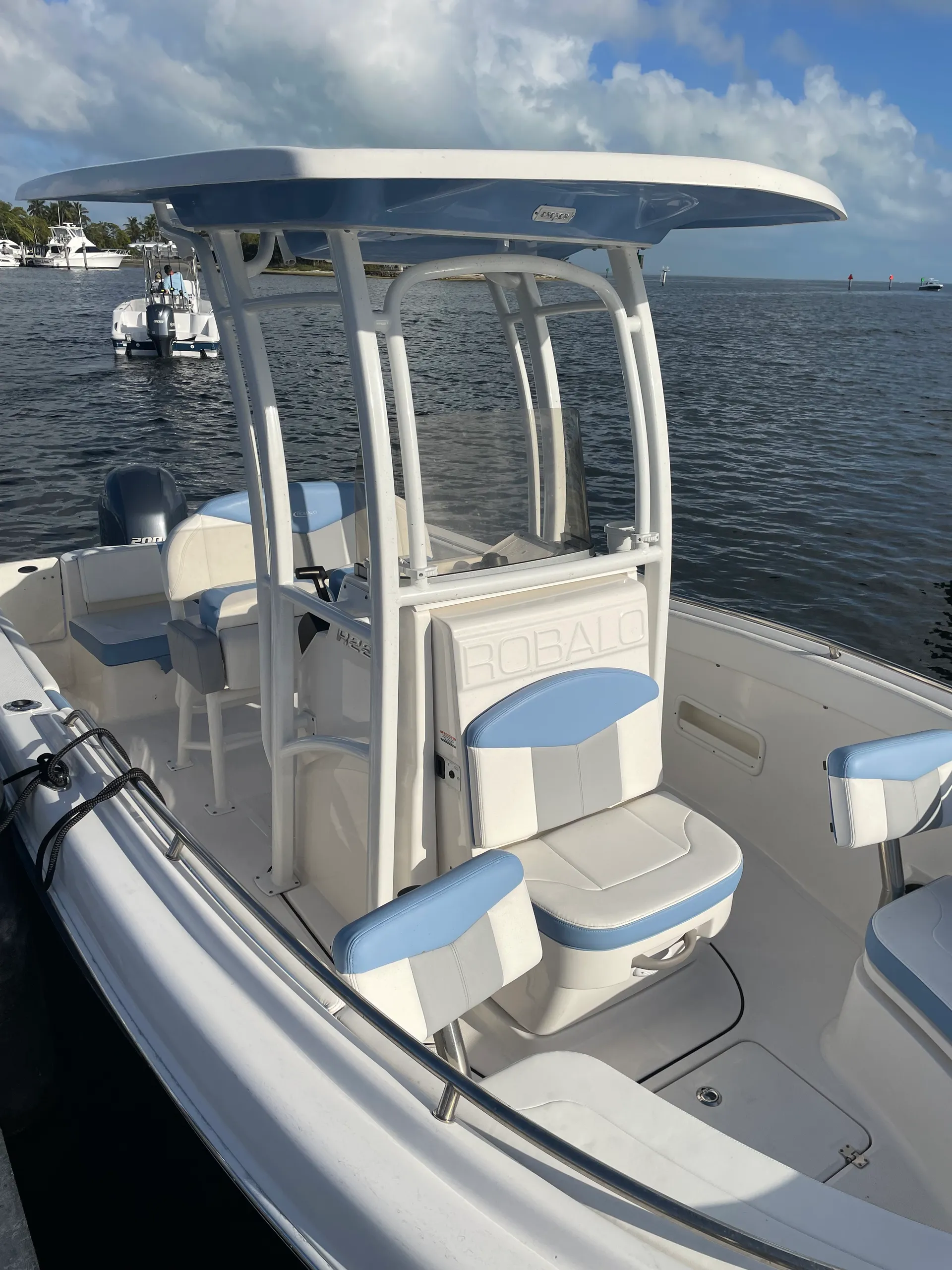"BOOK WITH US AND GET UP TO ONE HOUR FREE" 2023 ROBALO 22 FT.