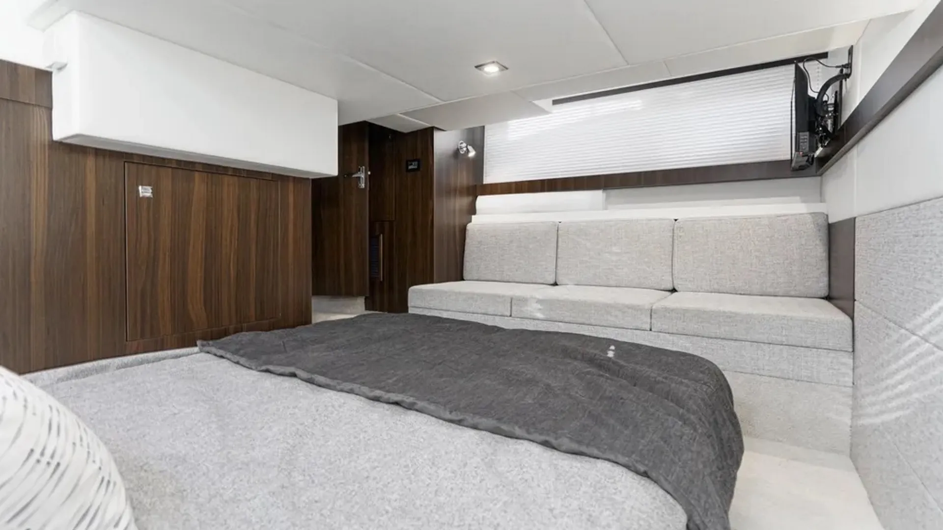 42’ Cruisers Cantius Yacht w/ Captain – Luxury Charters Cape Coral