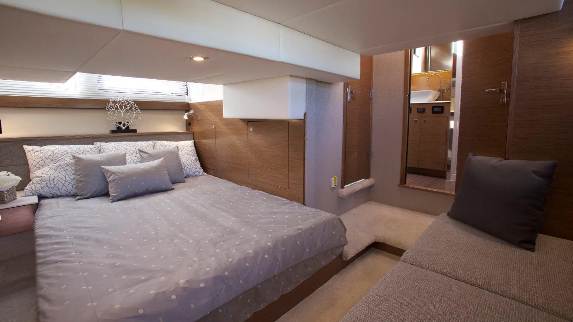 42’ Cruisers Cantius Yacht w/ Captain – Luxury Charters Cape Coral