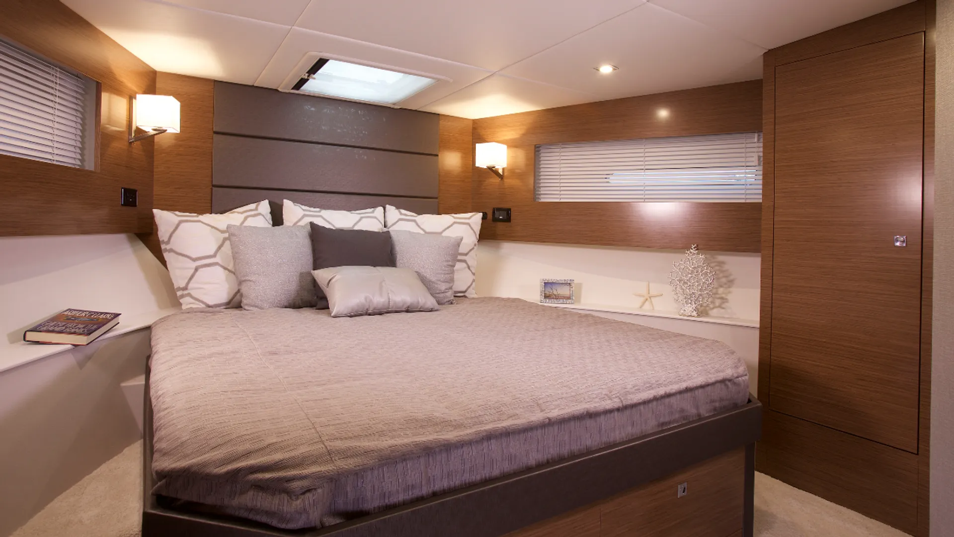 42’ Cruisers Cantius Yacht w/ Captain – Luxury Charters Cape Coral