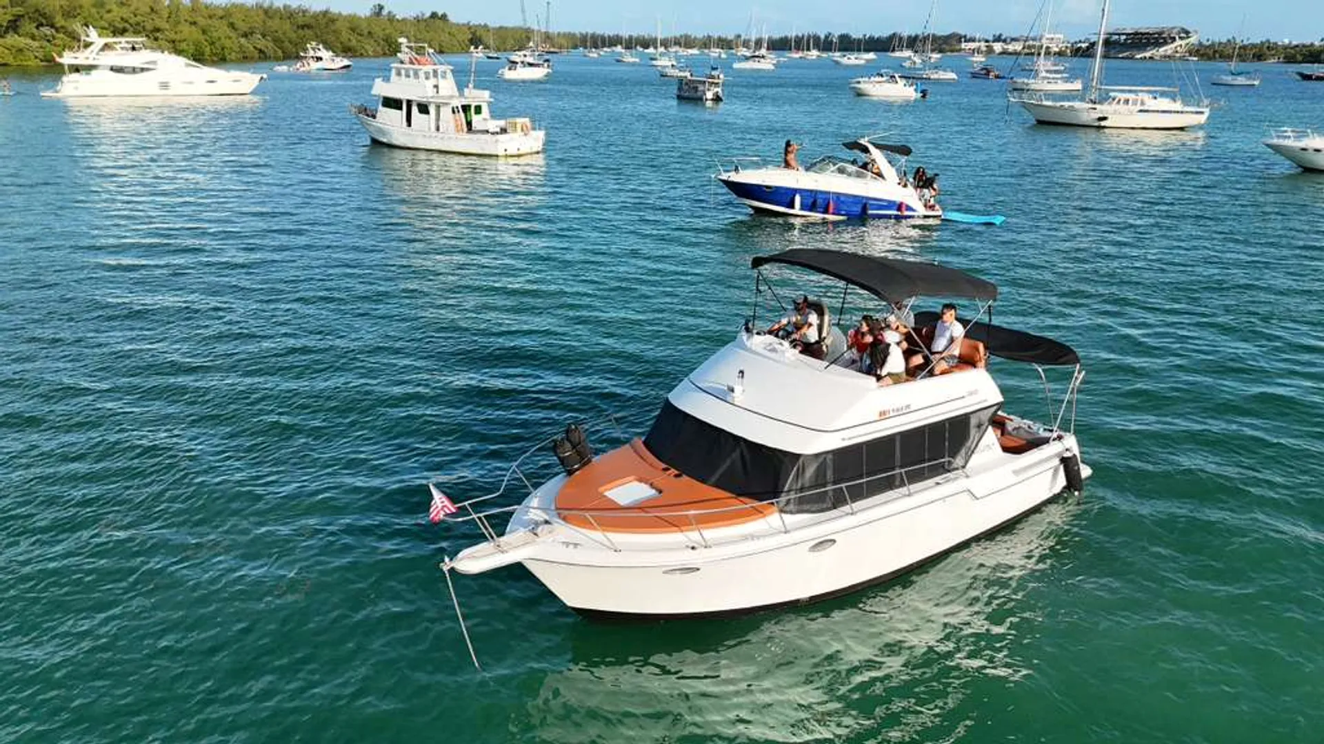 32 FLYBRIDGE CARVER AFT CABIN