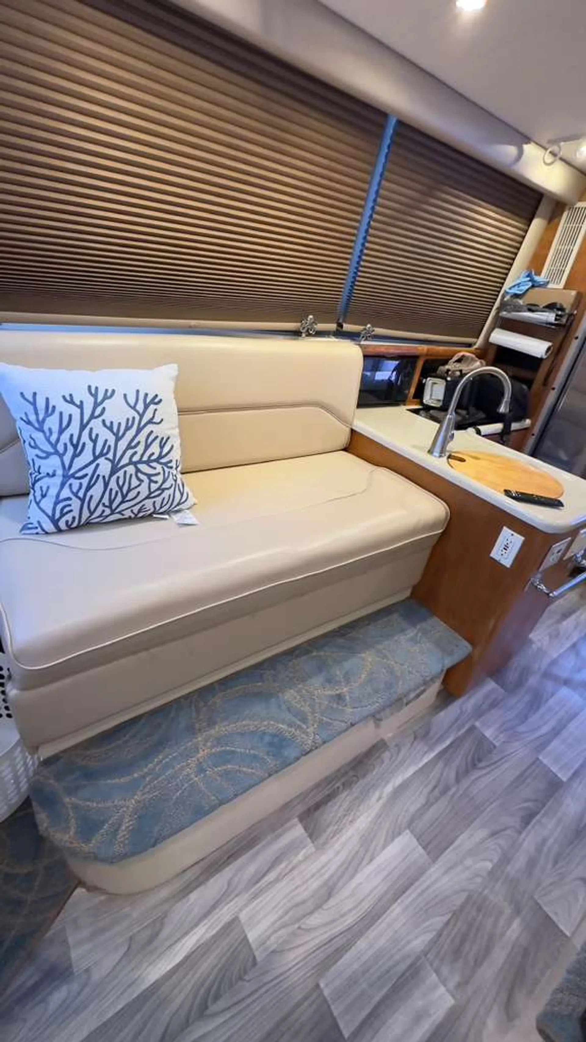 32 FLYBRIDGE CARVER AFT CABIN
