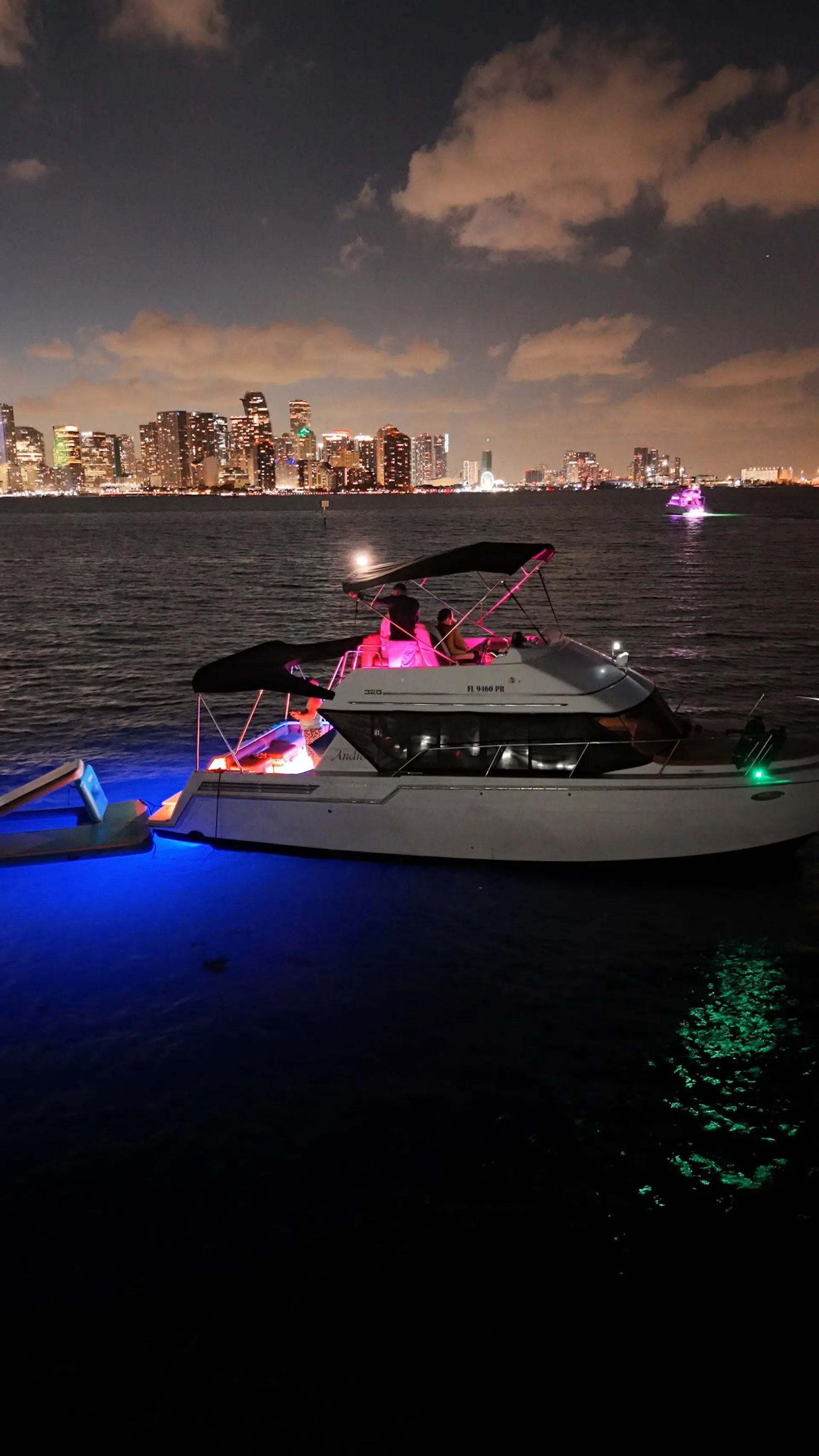 32 FLYBRIDGE CARVER AFT CABIN