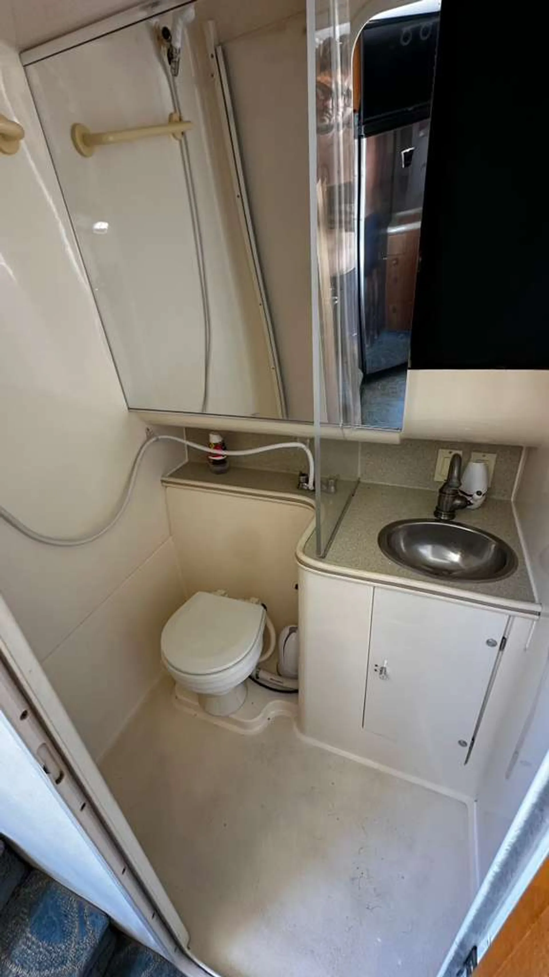 32 FLYBRIDGE CARVER AFT CABIN