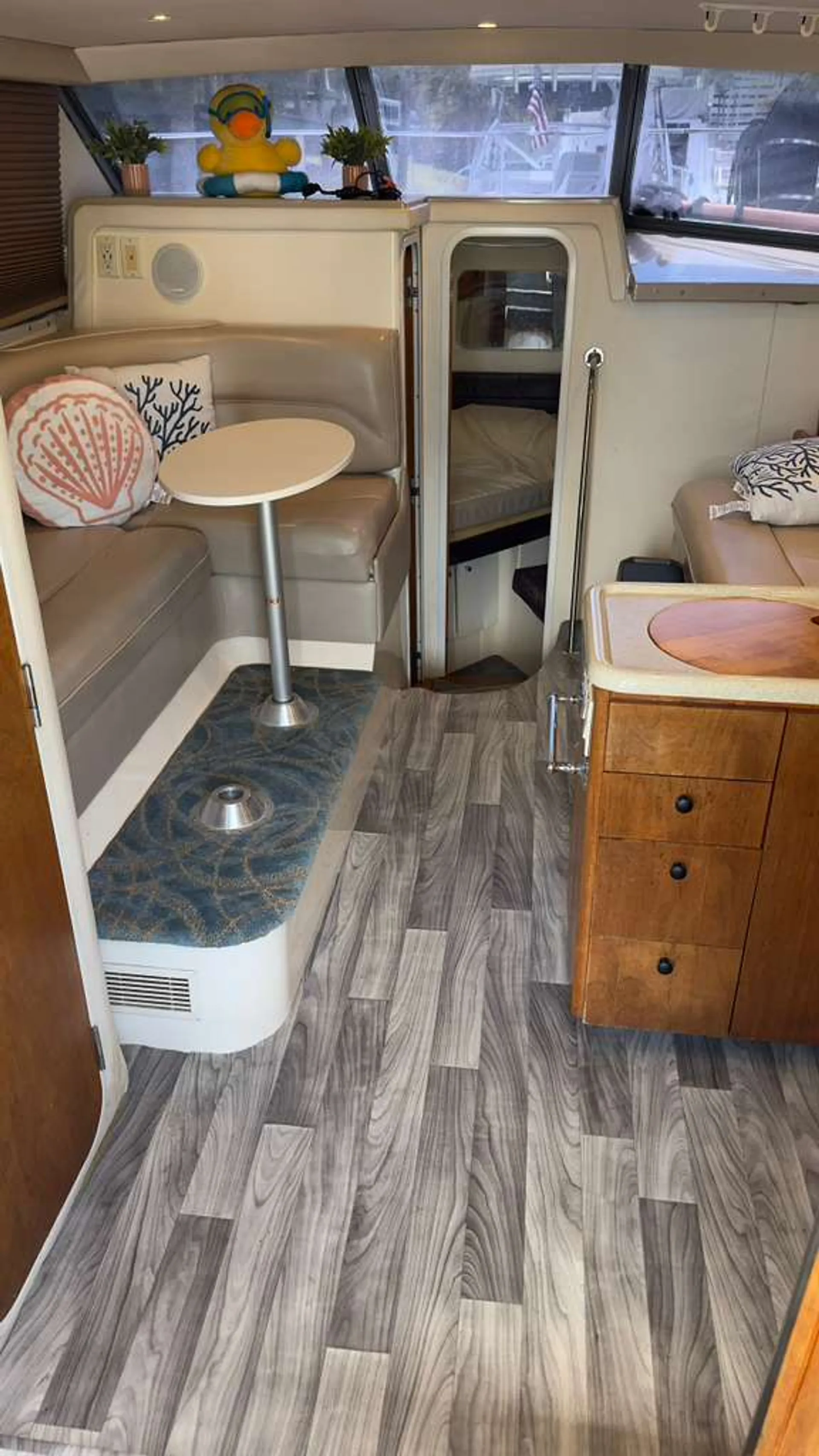 32 FLYBRIDGE CARVER AFT CABIN