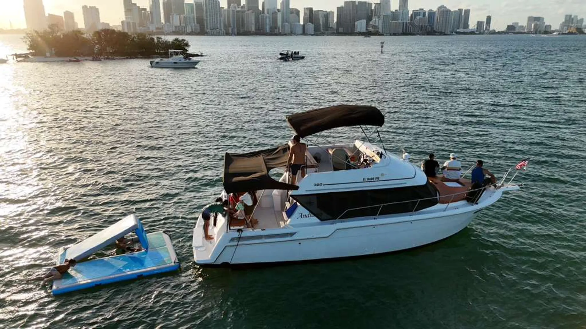 32 FLYBRIDGE CARVER AFT CABIN