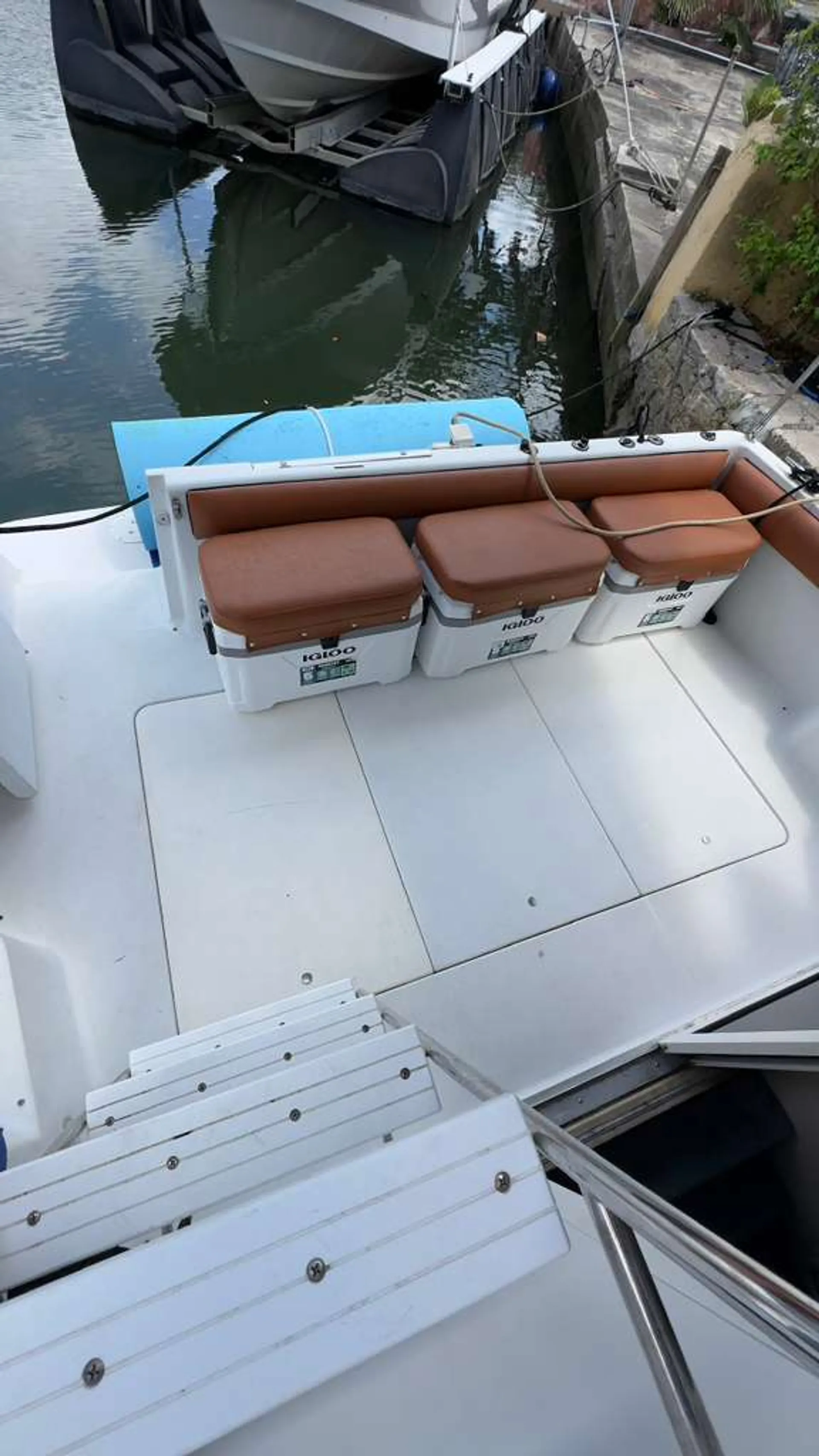 32 FLYBRIDGE CARVER AFT CABIN