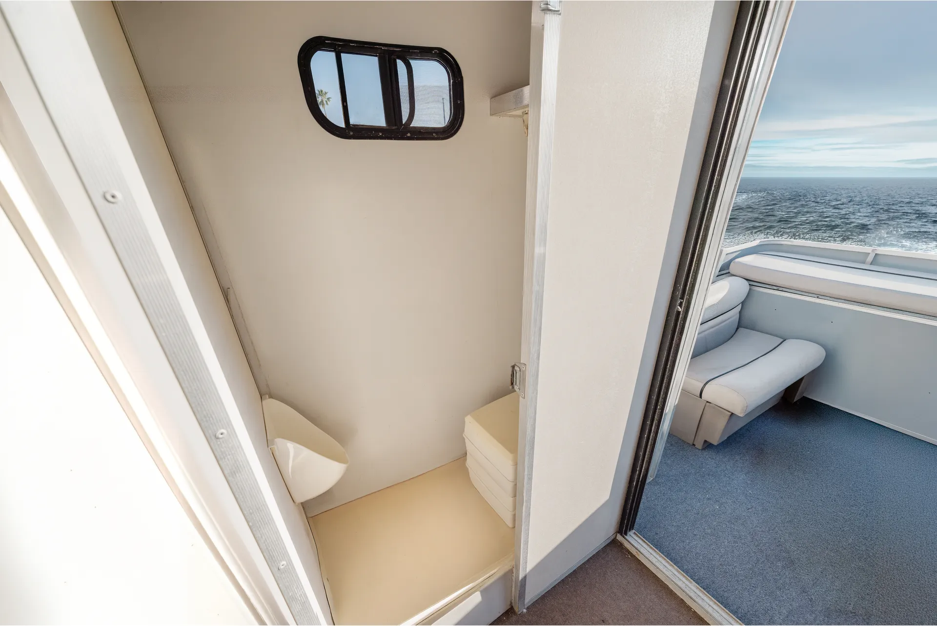 Pontoon Party Boat for 13 Passengers