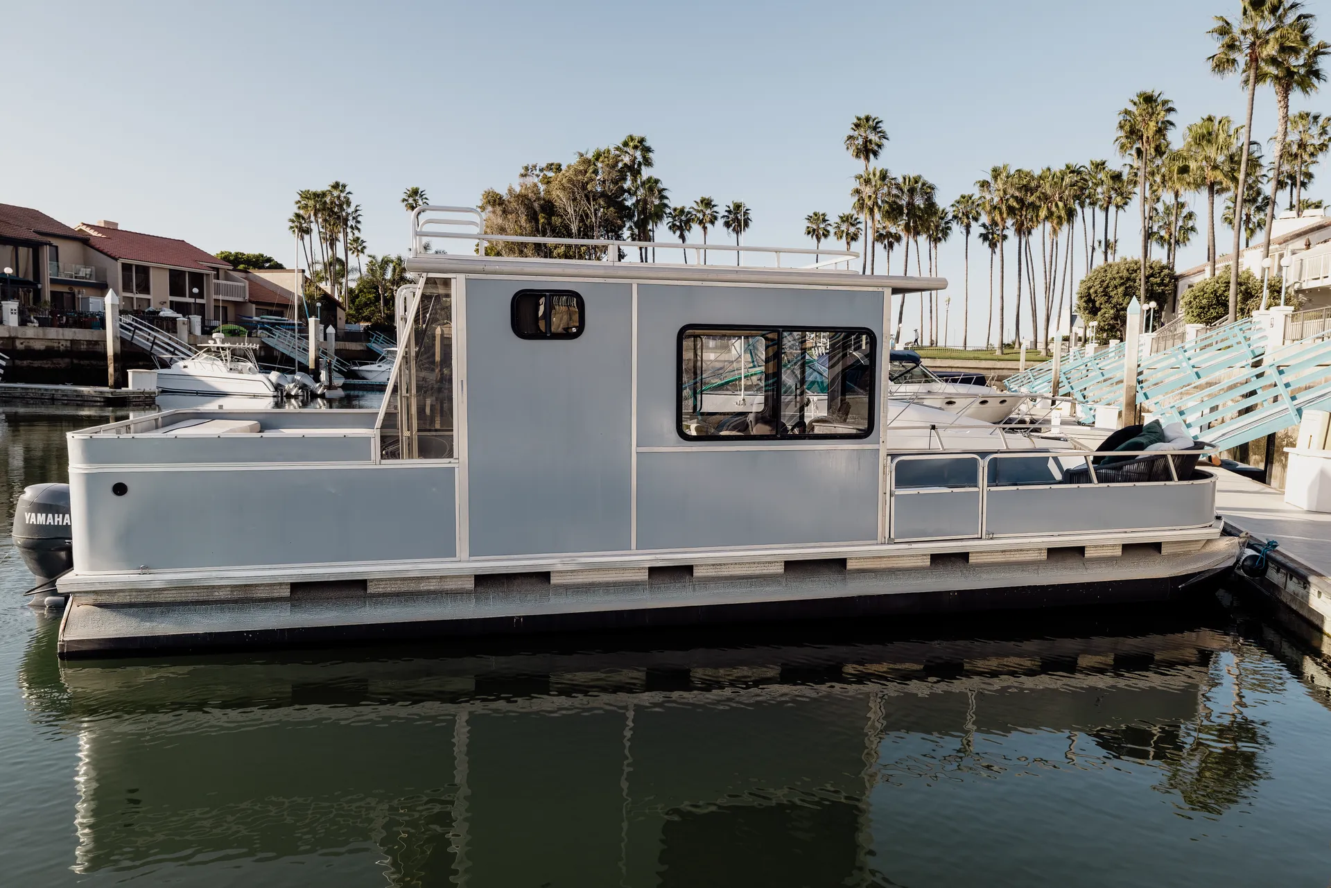 Pontoon Party Boat for 13 Passengers