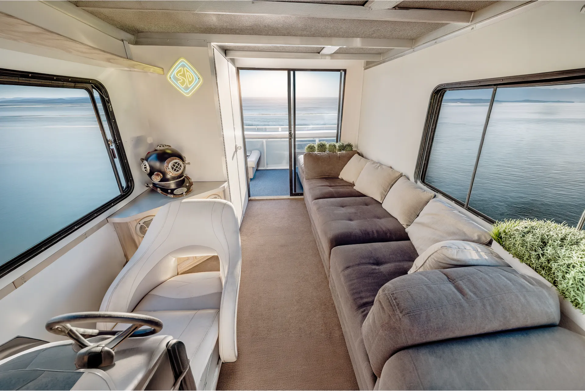 Pontoon Party Boat for 13 Passengers