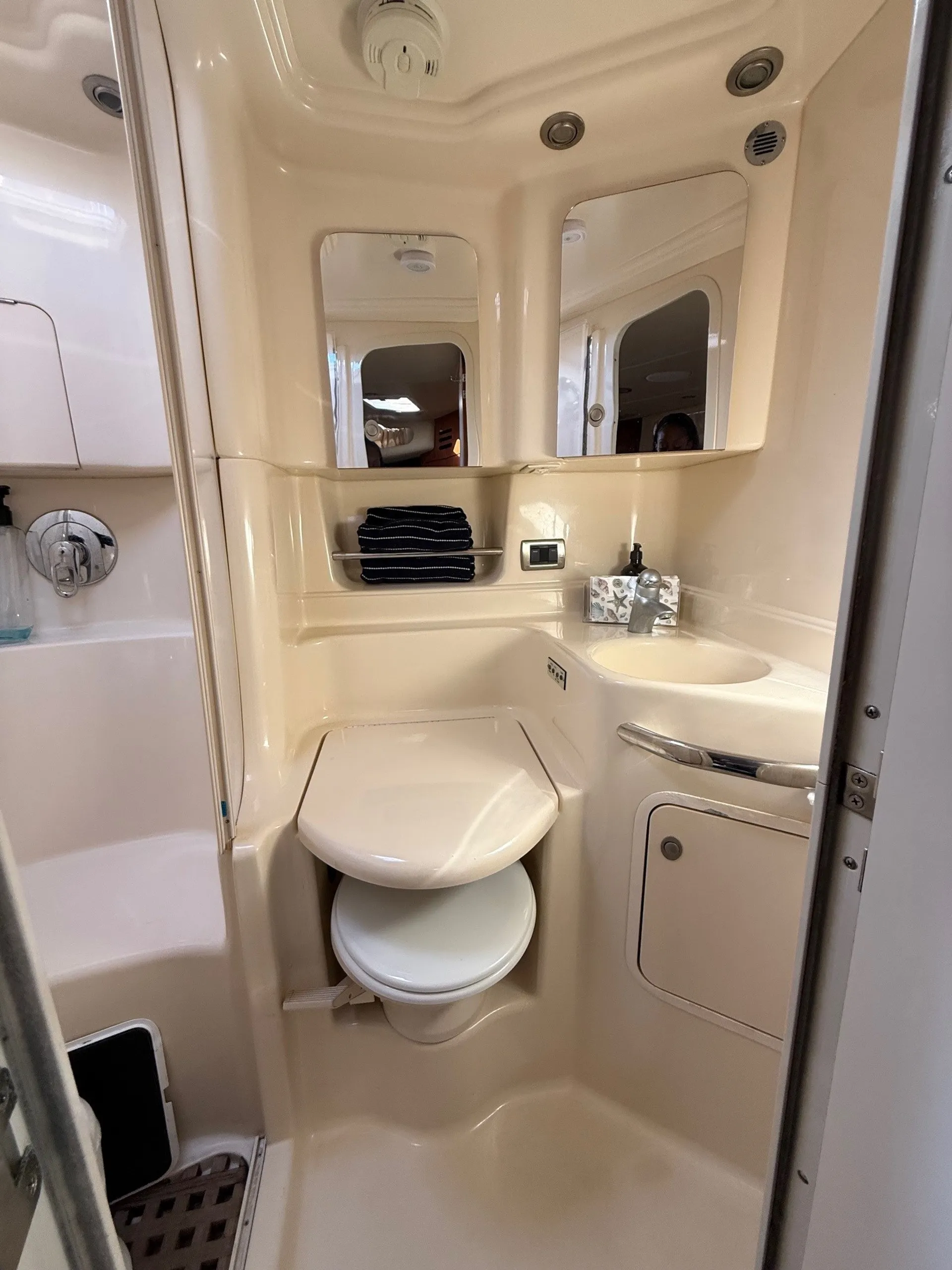 42' Sea Ray Sundancer Luxury Yacht - Welcome aboard! 