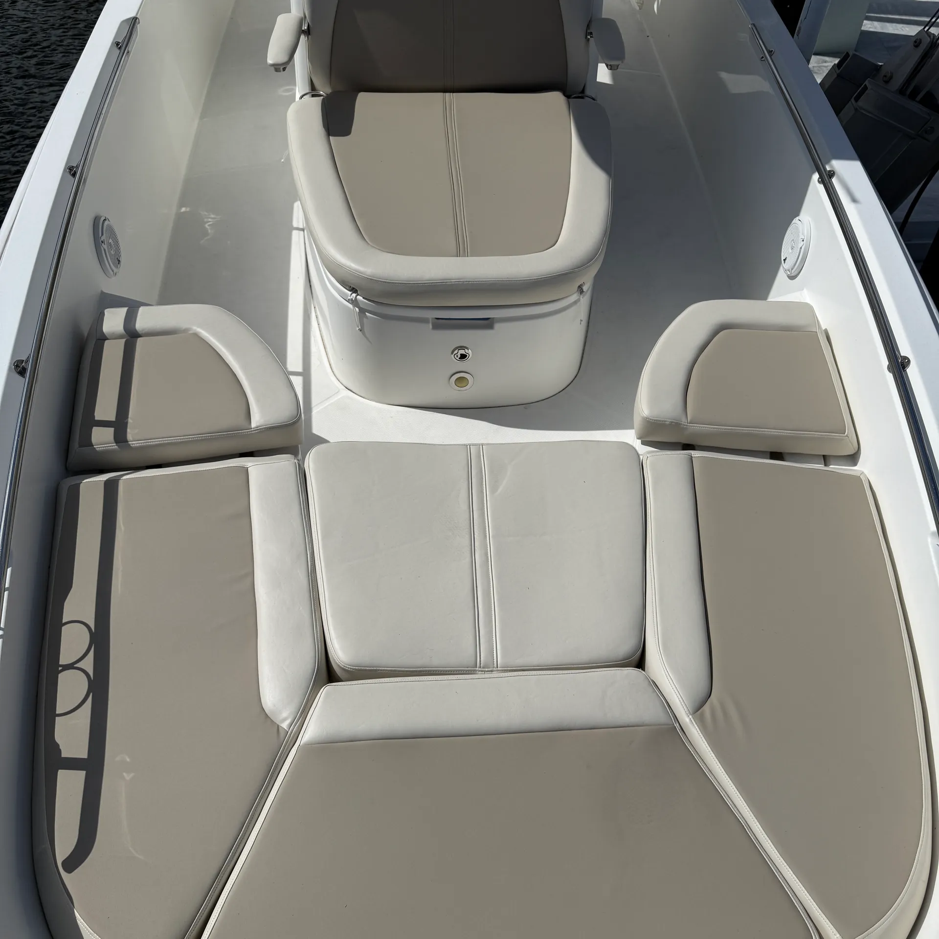 2018 Boston Whaler -Dauntless- Center Console - 27 Ft