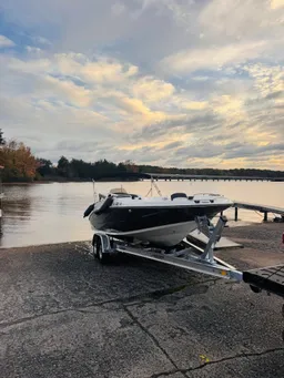 Spacious Deckboat-Stingray 212SC (Delivery Available) boat photo