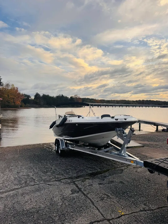 Rent a Stingray Boats deck boat in Oxford, MD near me