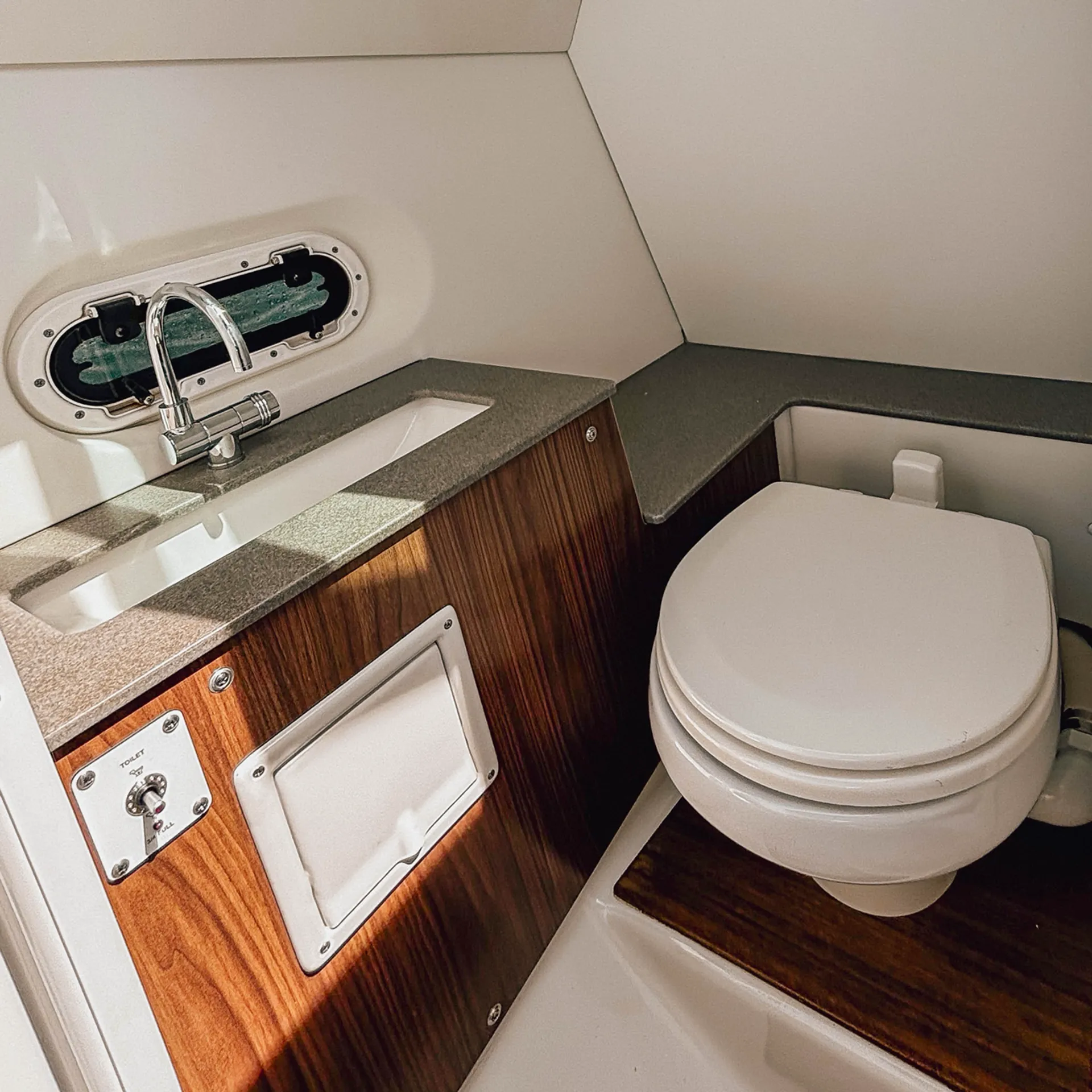 2025NEW 27FT FOUR WINNS HDO8 PARTY CRUISE BOAT W/RESTROOM