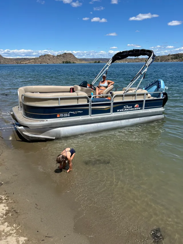 Rent a SUN TRACKER pontoon in Issaquah, WA near me