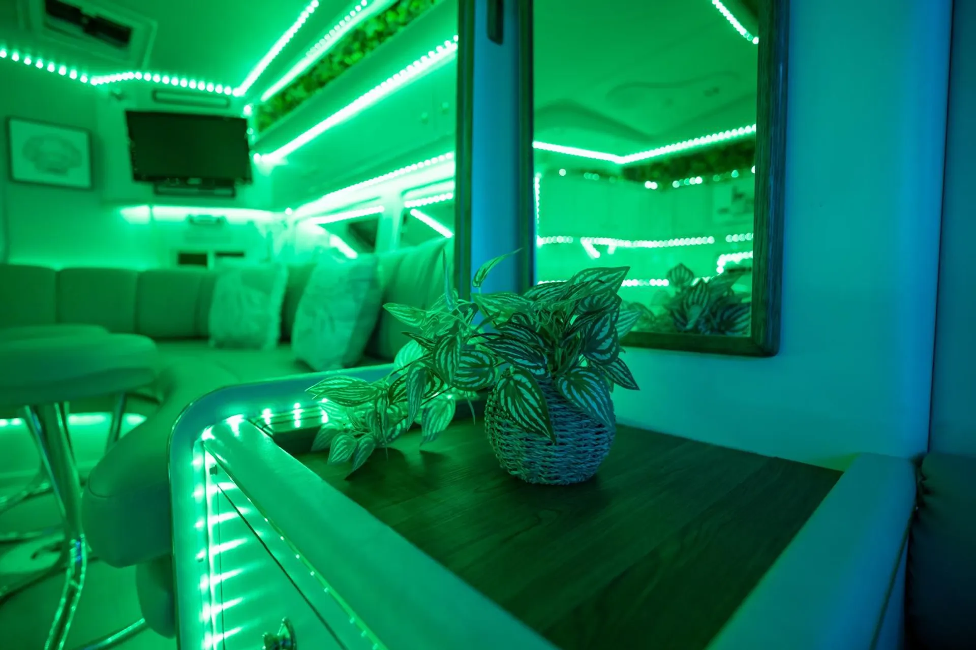 Cozy Cruiser — Spacious 1-Bed Boat with Full Amenities