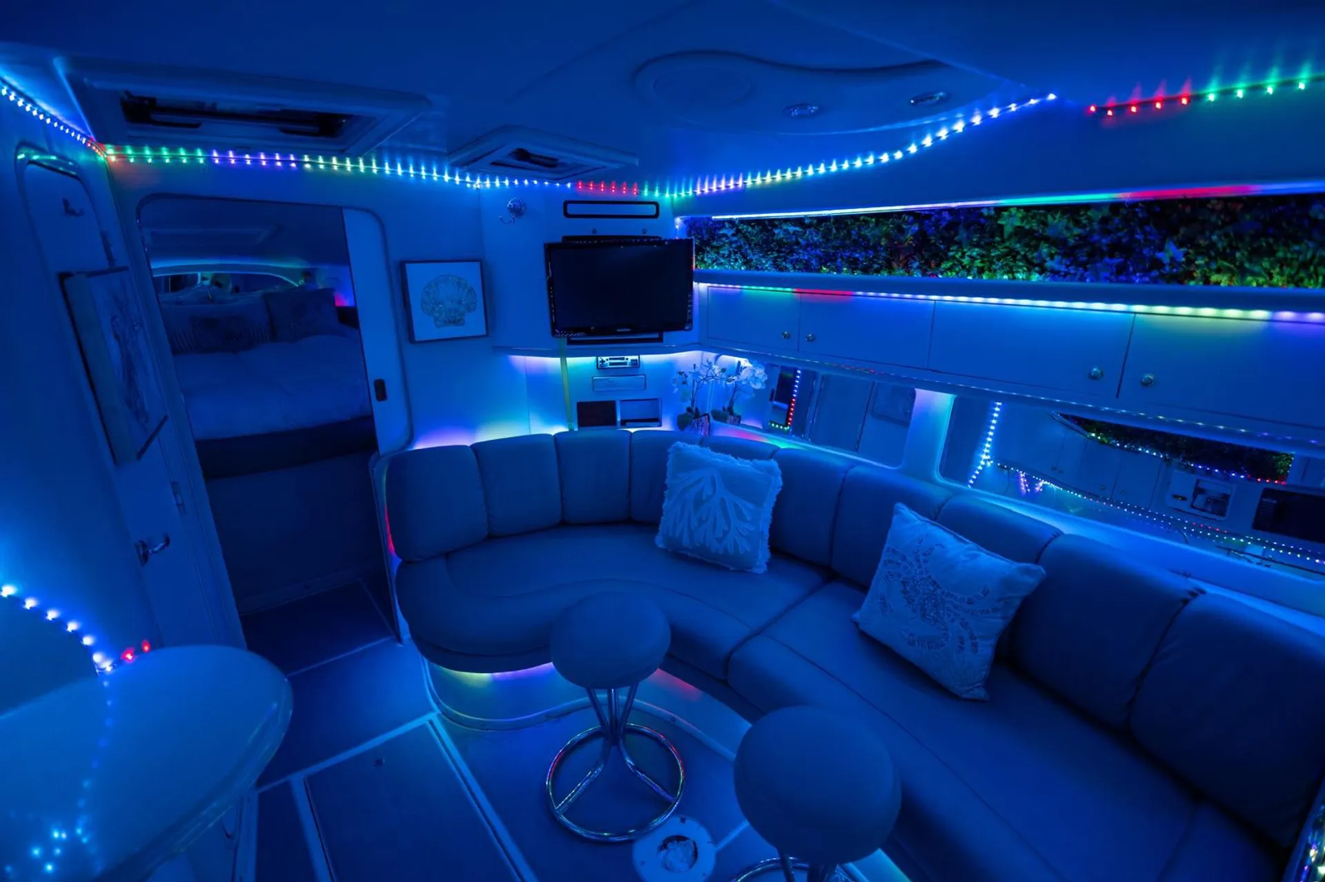 Cozy Cruiser — Spacious 1-Bed Boat with Full Amenities