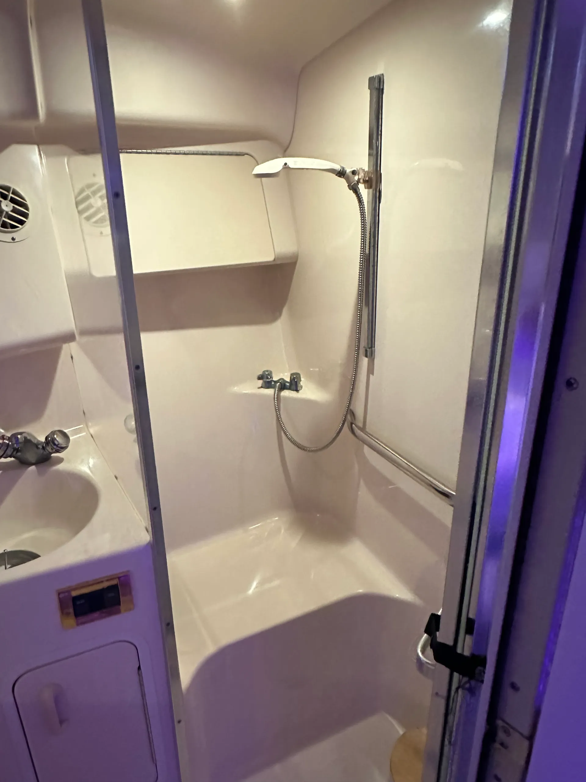 Cozy Cruiser — Spacious 1-Bed Boat with Full Amenities