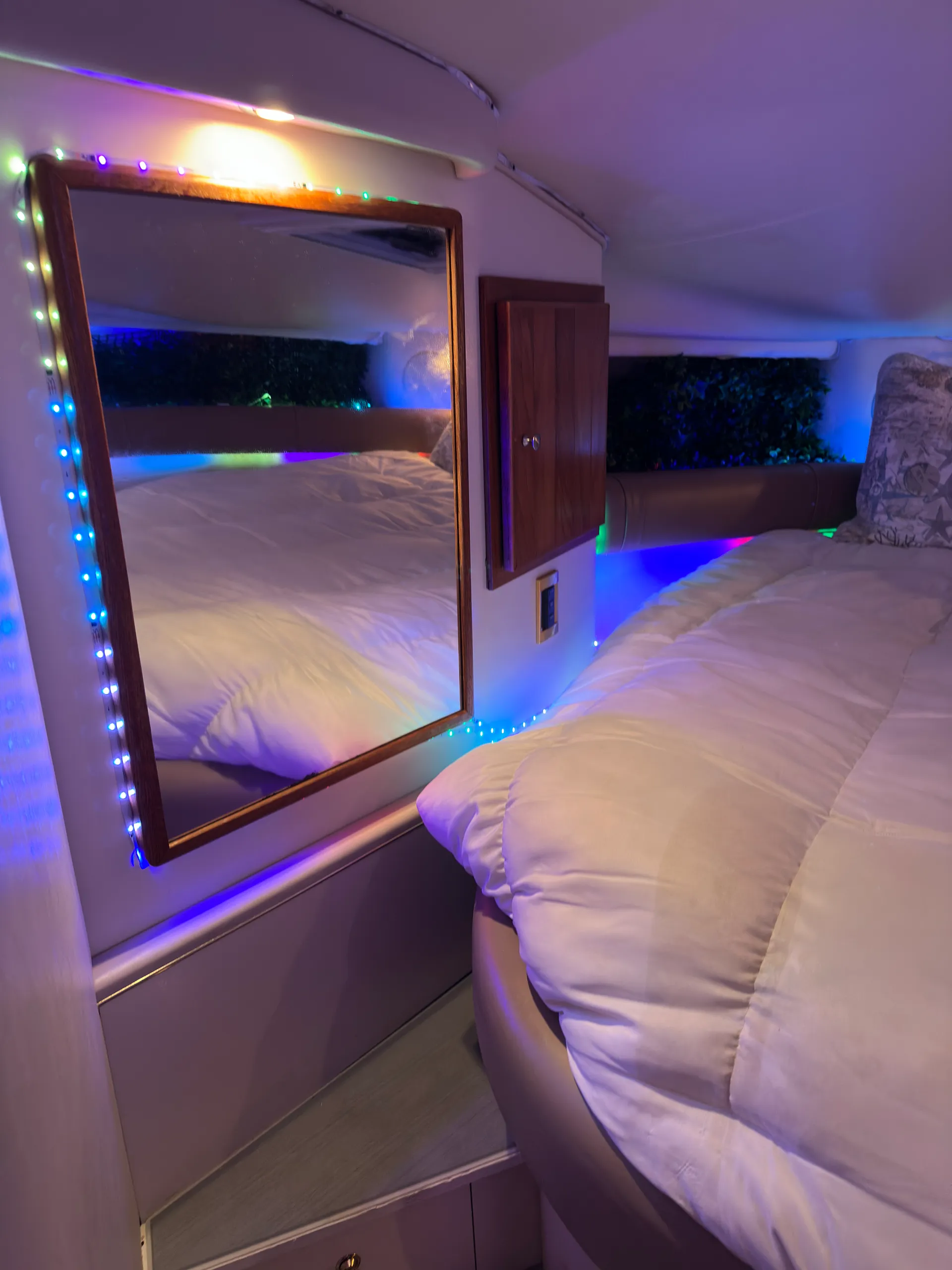 Cozy Cruiser — Spacious 1-Bed Boat with Full Amenities