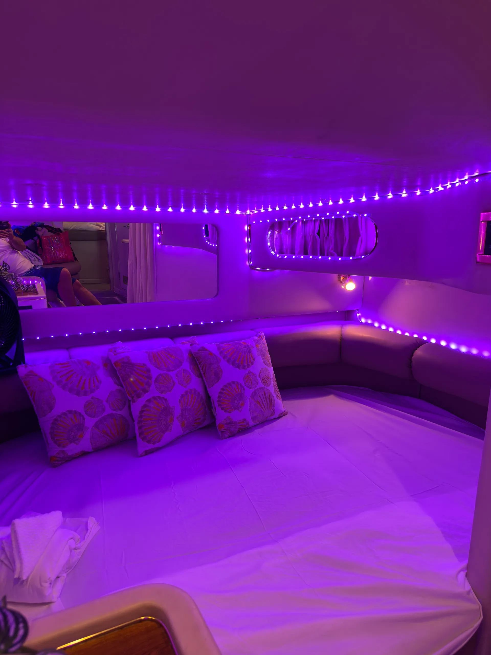 Cozy Cruiser — Spacious 1-Bed Boat with Full Amenities