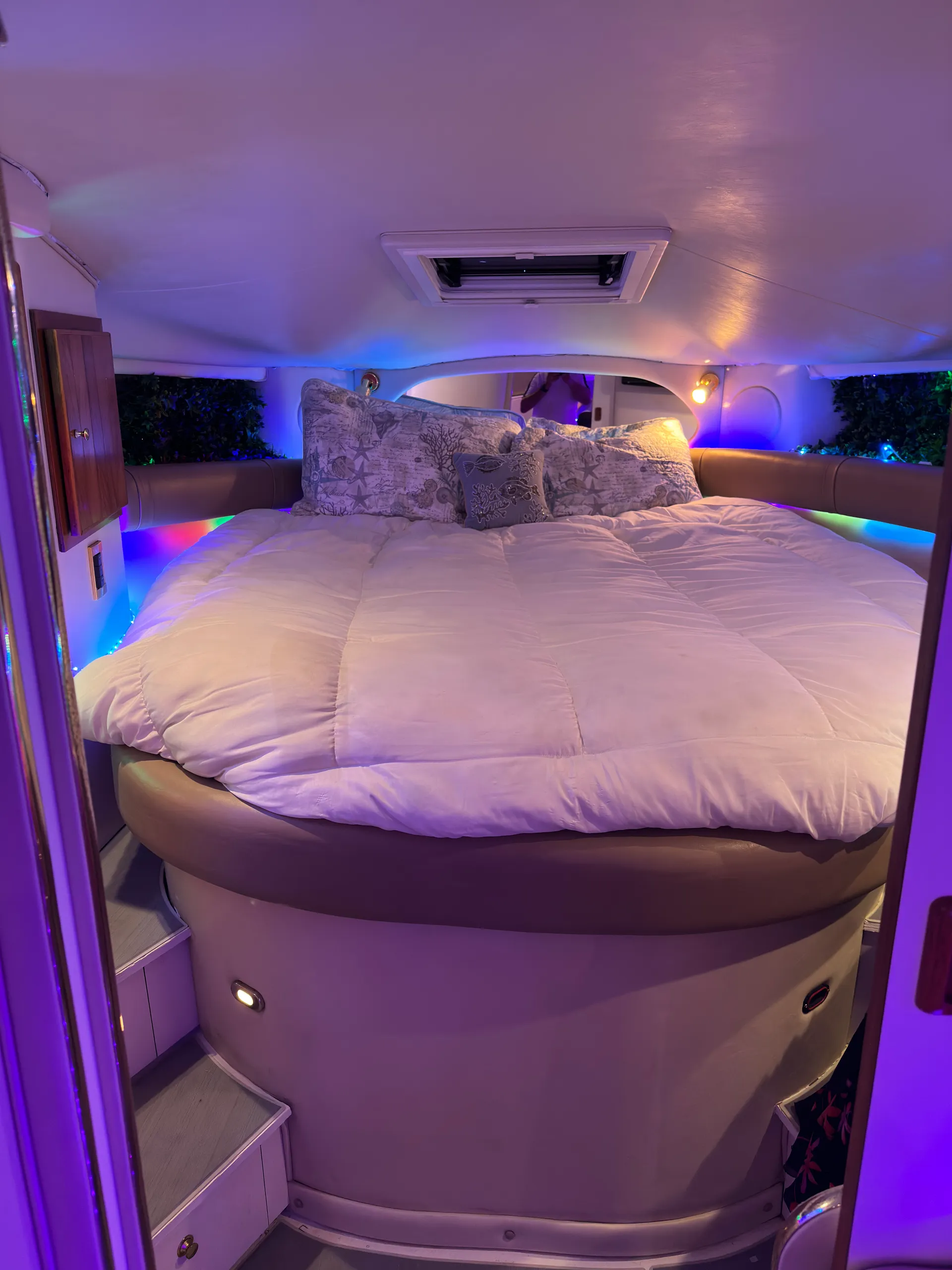 Cozy Cruiser — Spacious 1-Bed Boat with Full Amenities