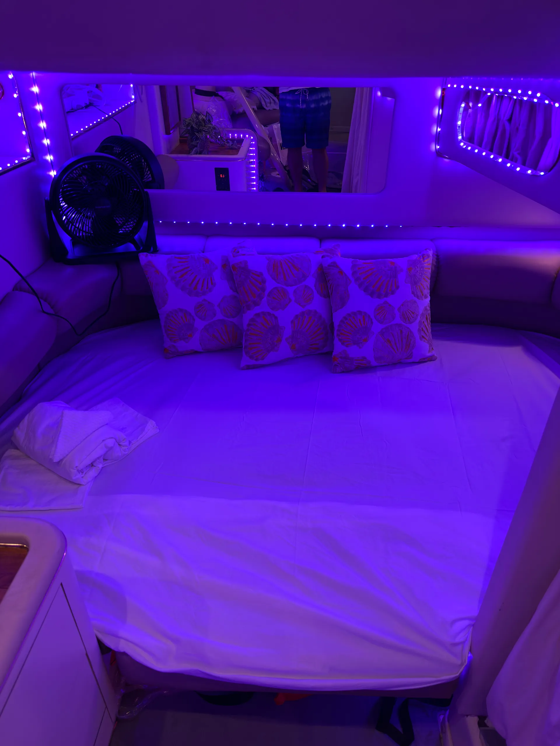 Cozy Cruiser — Spacious 1-Bed Boat with Full Amenities