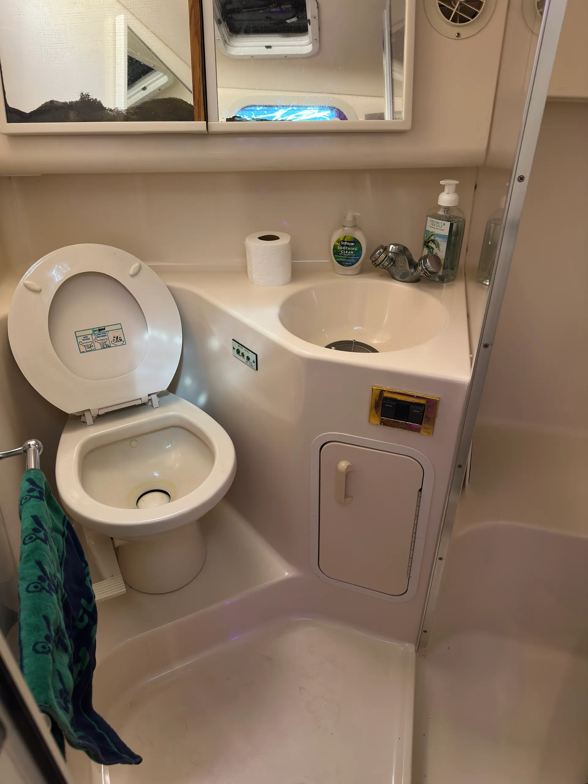 Cozy Cruiser — Spacious 1-Bed Boat with Full Amenities