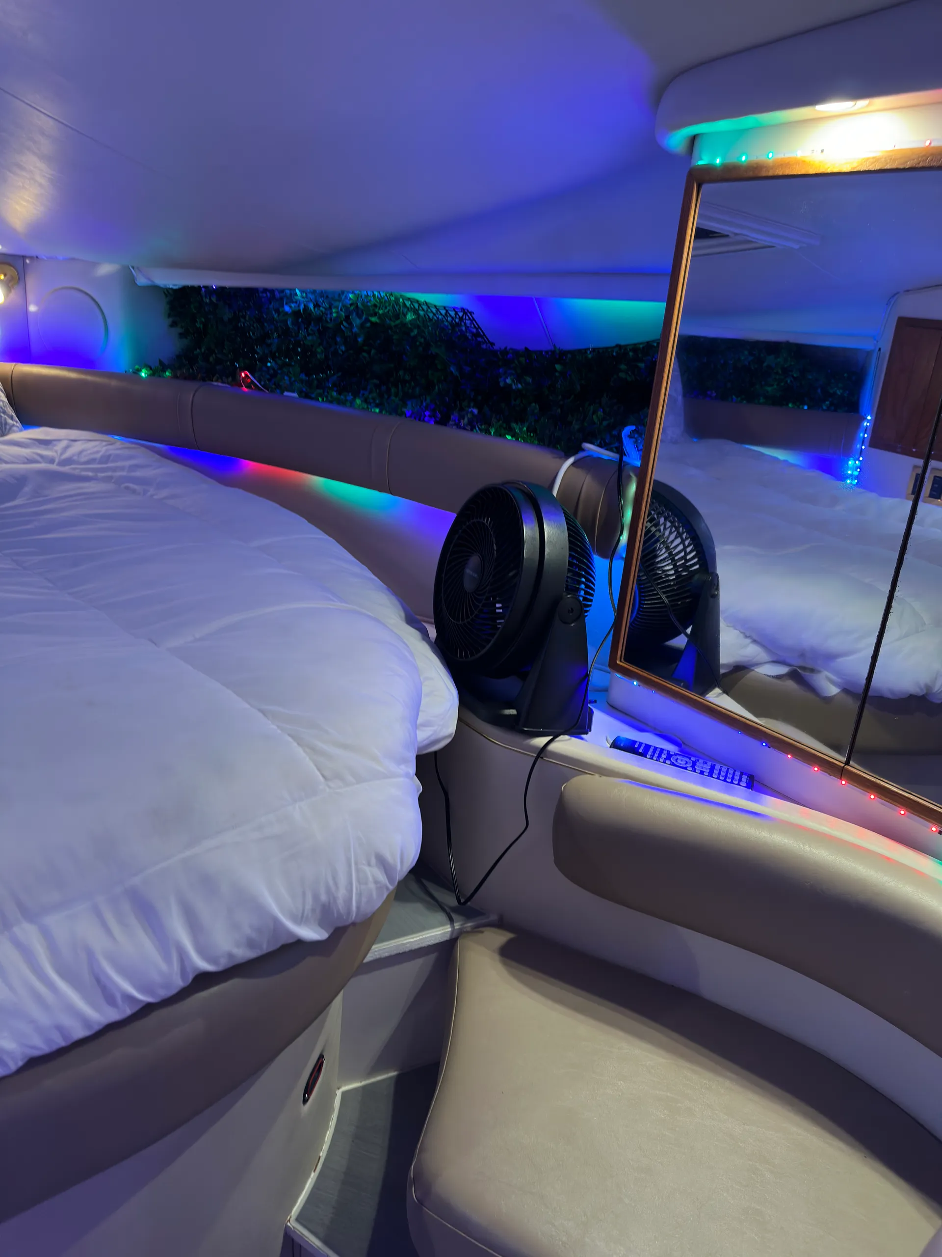 Cozy Cruiser — Spacious 1-Bed Boat with Full Amenities