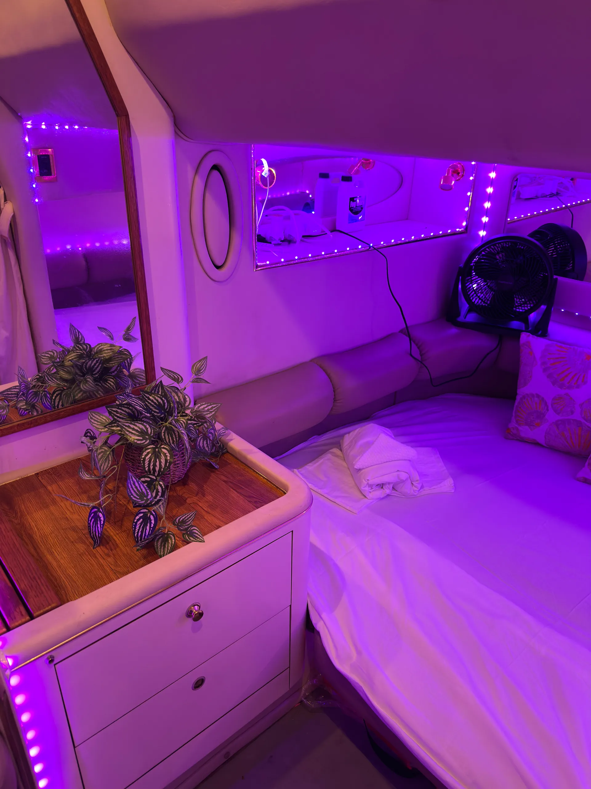 Cozy Cruiser — Spacious 1-Bed Boat with Full Amenities