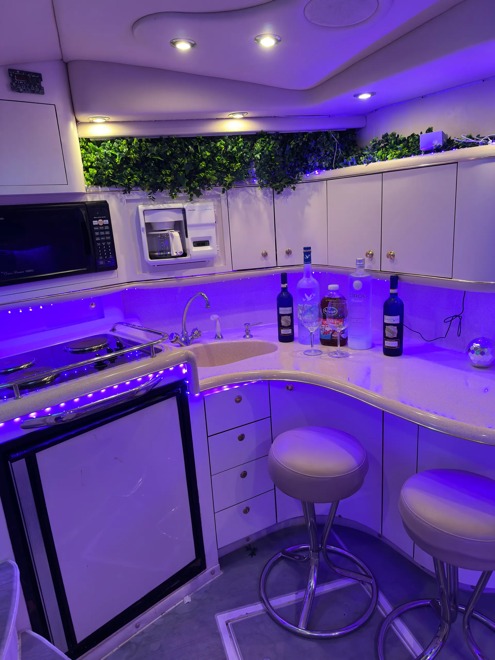 Cozy Cruiser — Spacious 1-Bed Boat with Full Amenities