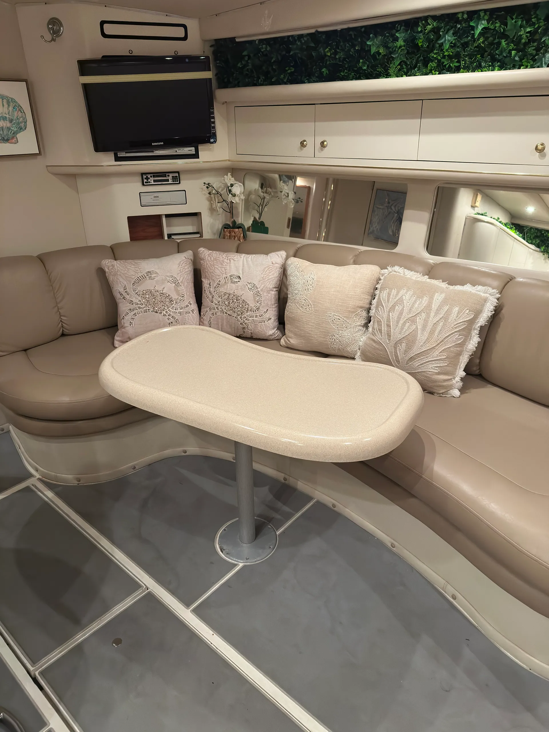 Cozy Cruiser — Spacious 1-Bed Boat with Full Amenities