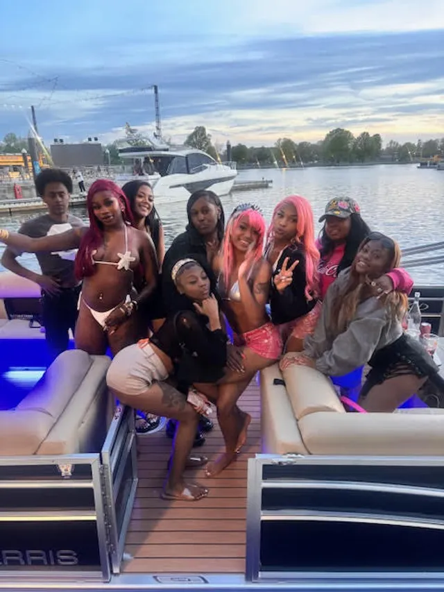 Rent a Harris  pontoon in Washington, DC near me