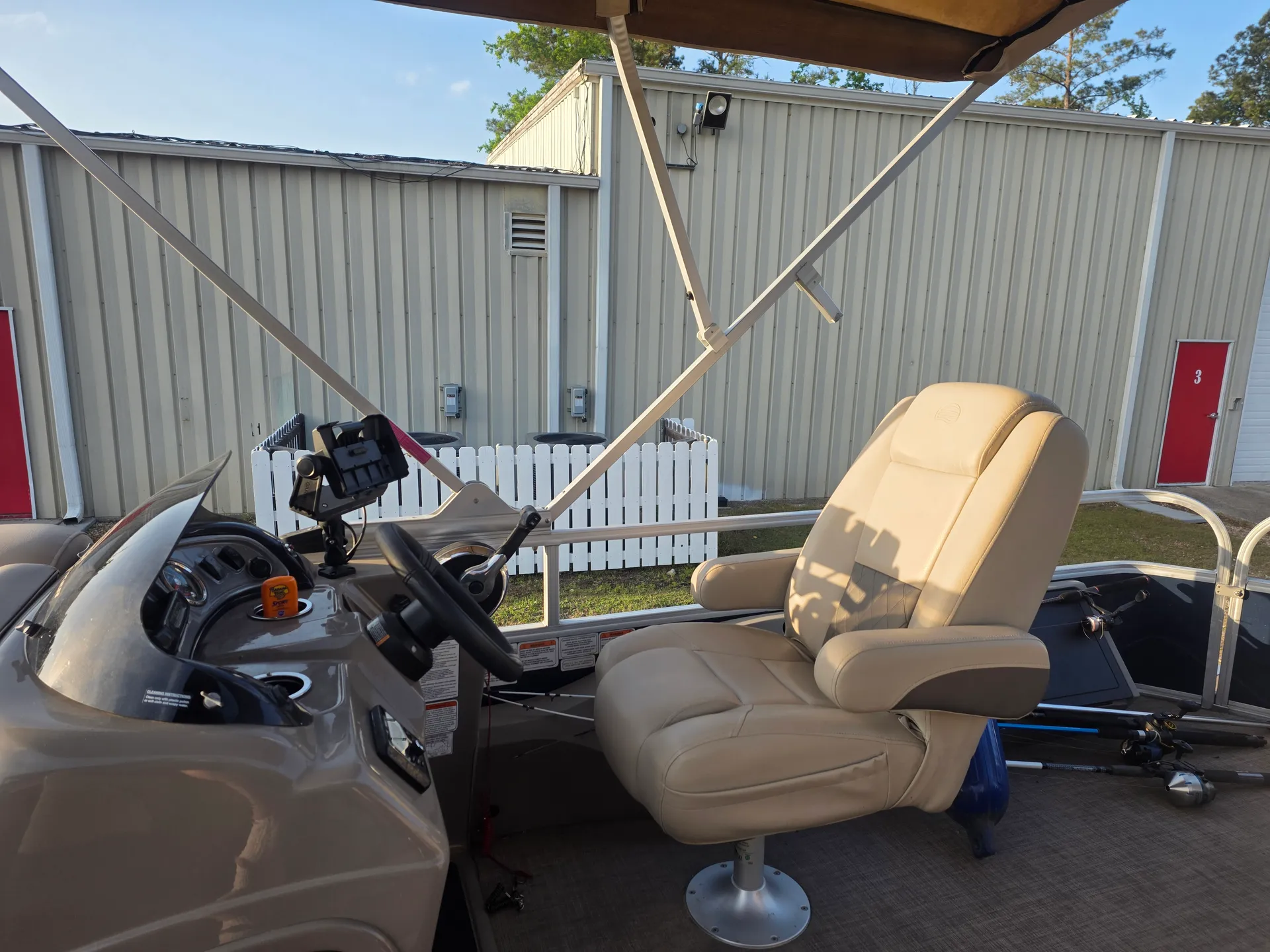 SUN TRACKER FISHIN' BARGE 22 DLX in Hammond, LA — photo 8