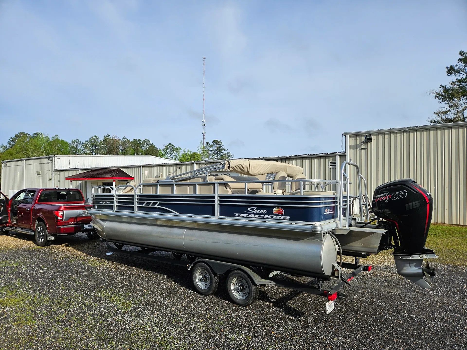 SUN TRACKER FISHIN' BARGE 22 DLX in Hammond, LA — photo 3