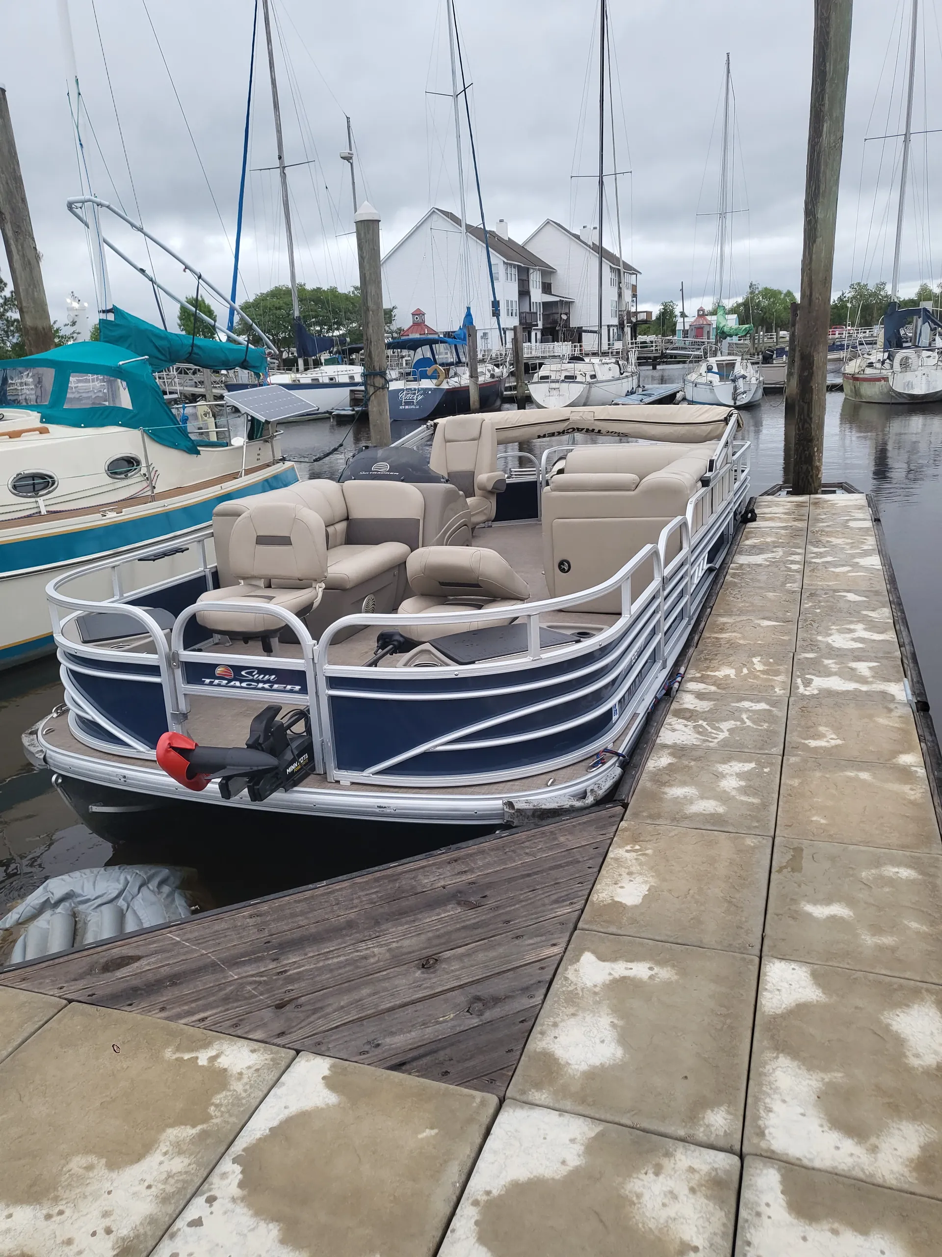 SUN TRACKER FISHIN' BARGE 22 DLX in Hammond, LA