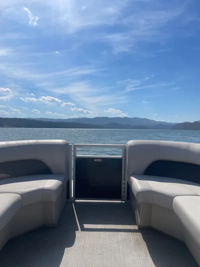 Rent a BENNINGTON MARINE pontoon in Butler, TN near me