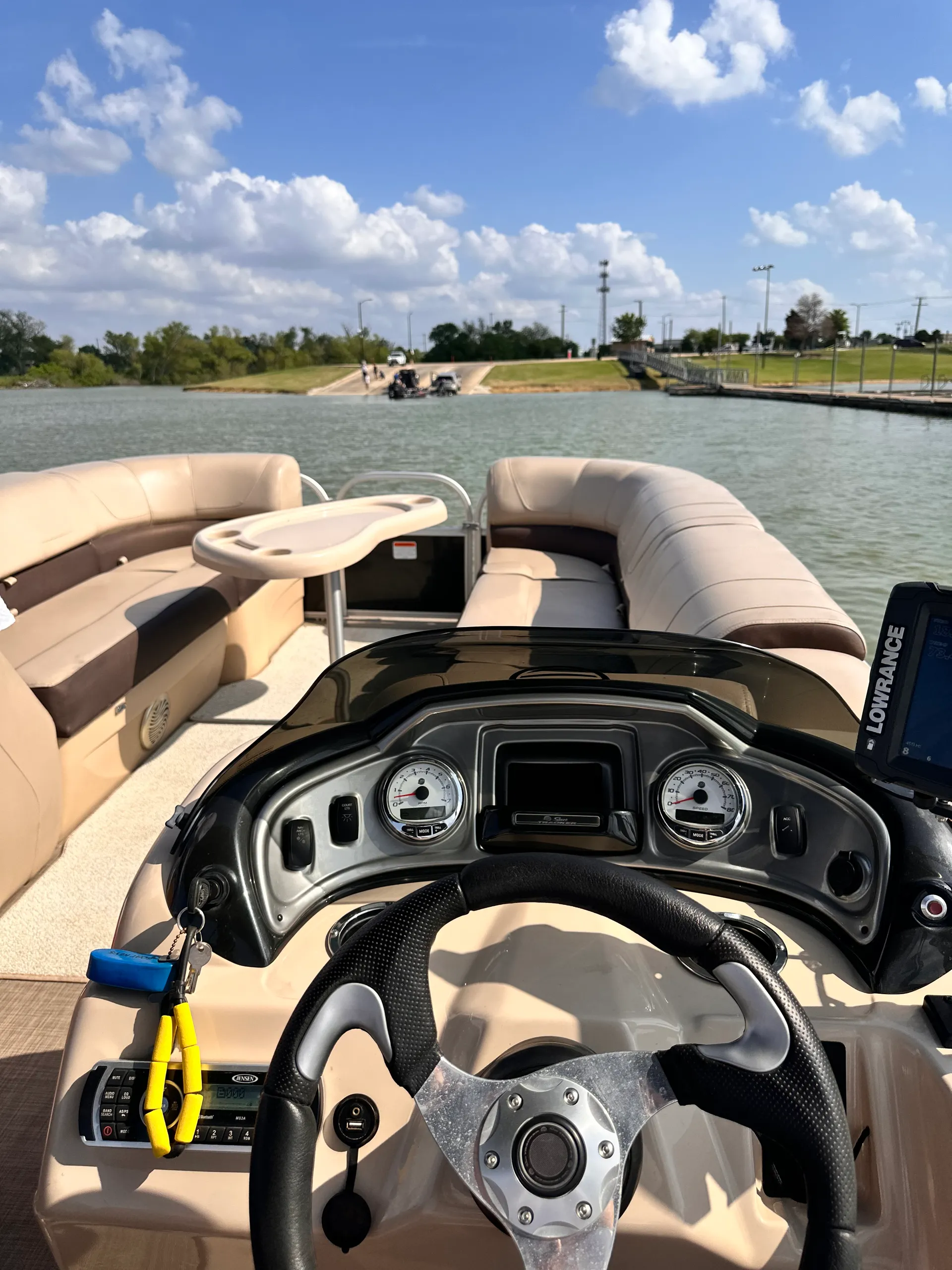 22’ Aloha Tritoon – 150HP Cruise, Swim & Tube at Lake Pleasant