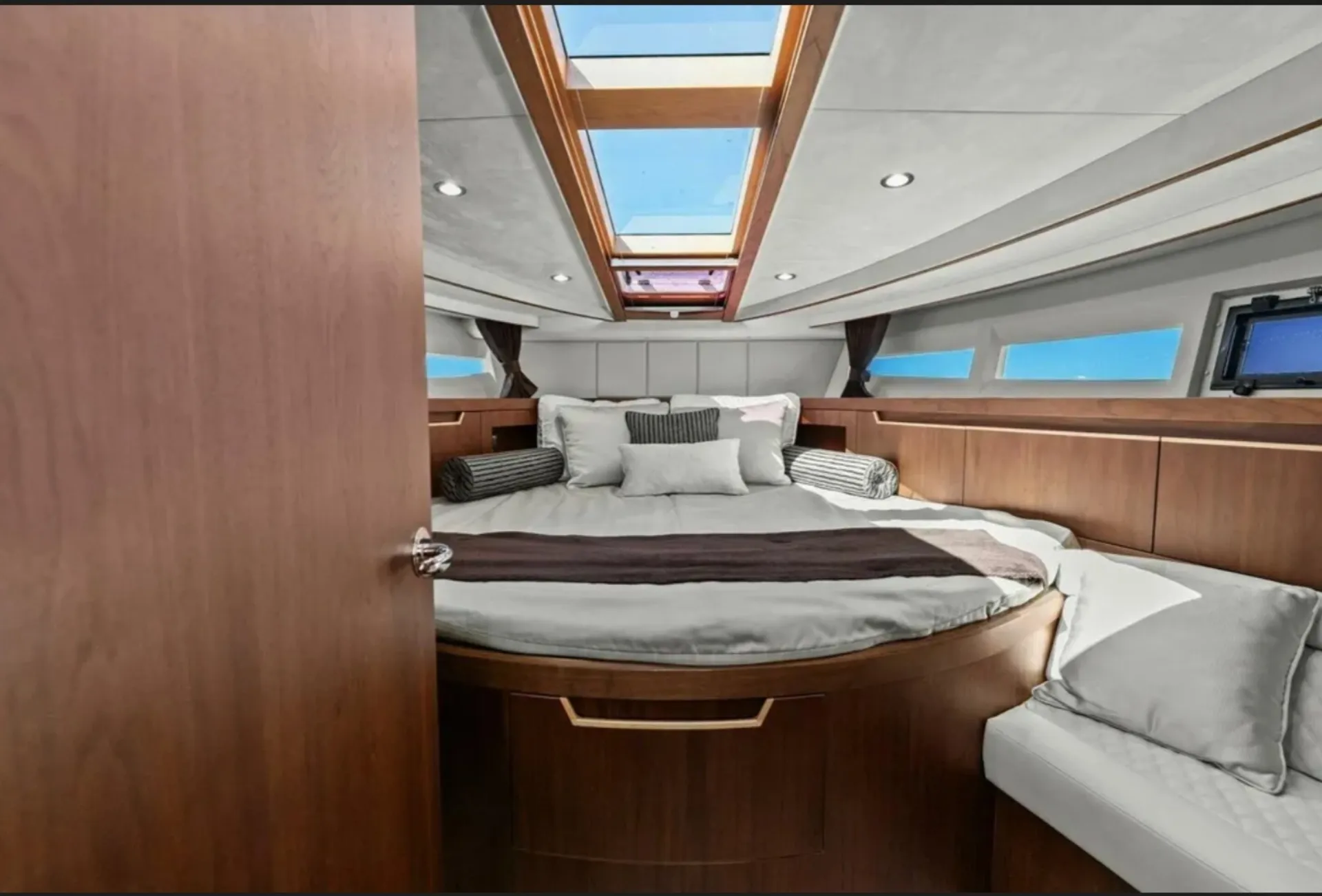 Galeon 385 HTS in St. Petersburg, FL — photo 2
