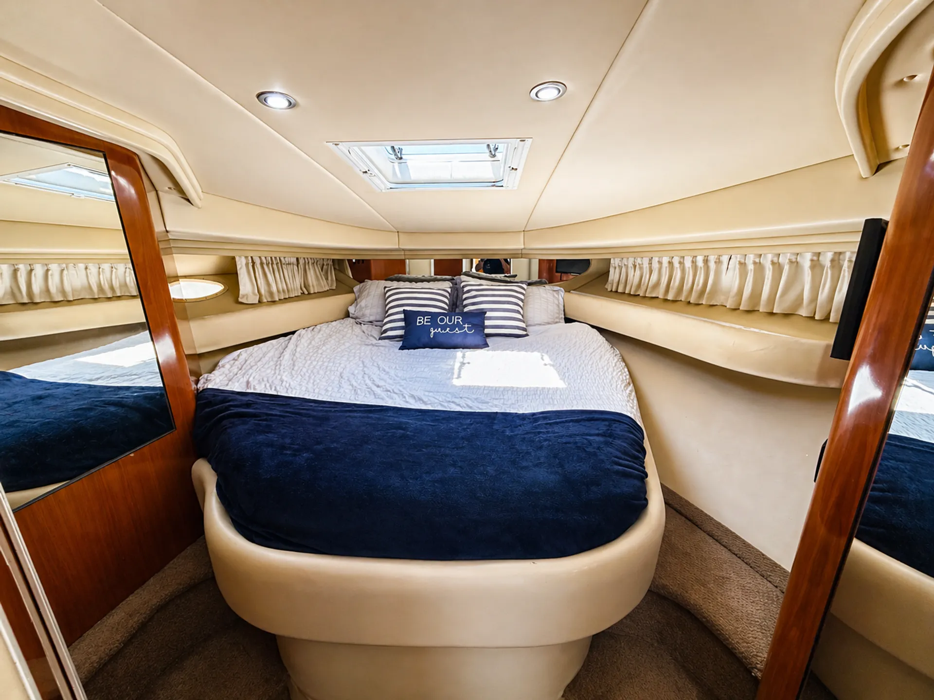 Sea Ray Boats 410 Sundancer in Fort Lauderdale, FL — photo 8