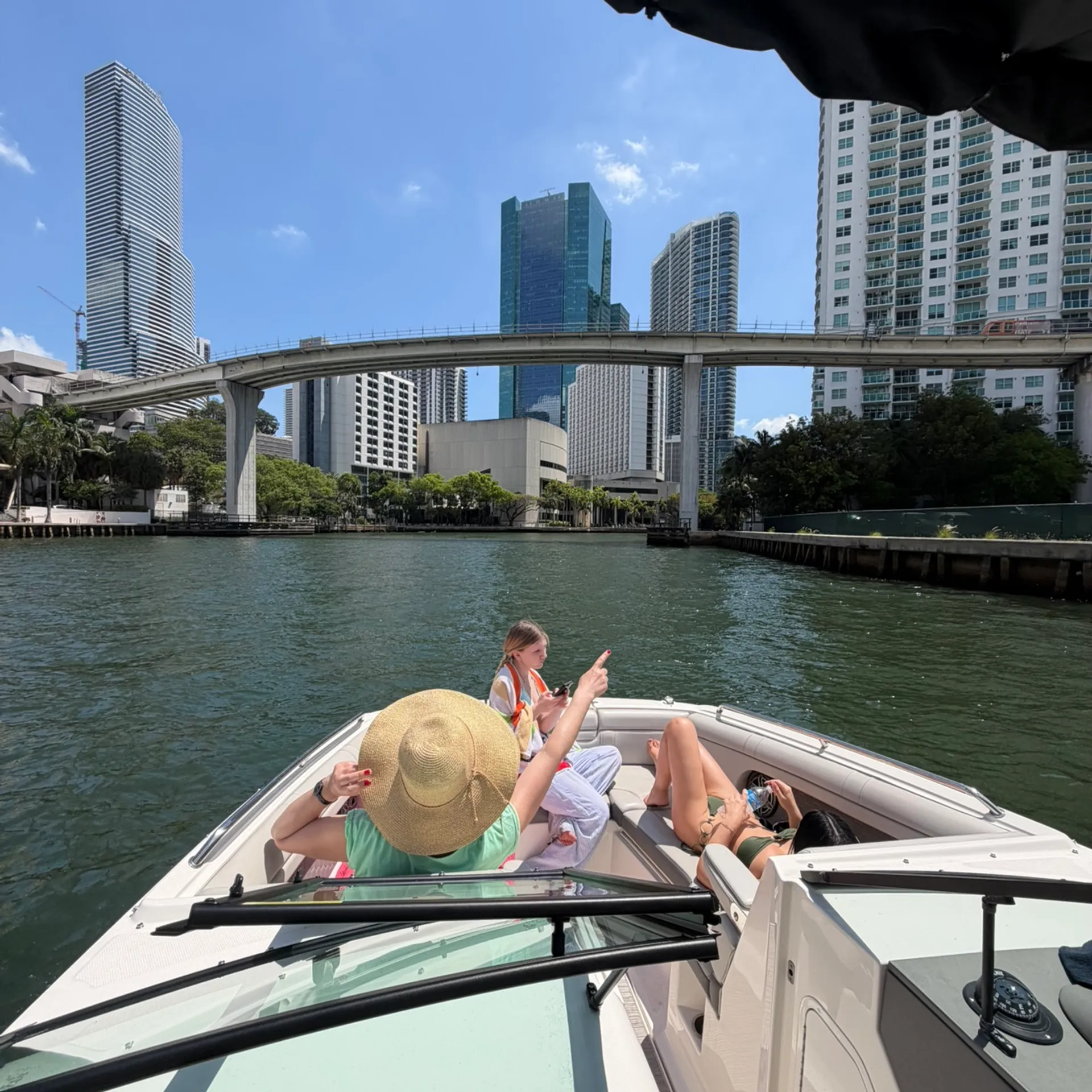 30ft Sea Ray Luxury Yacht Experience – Miami