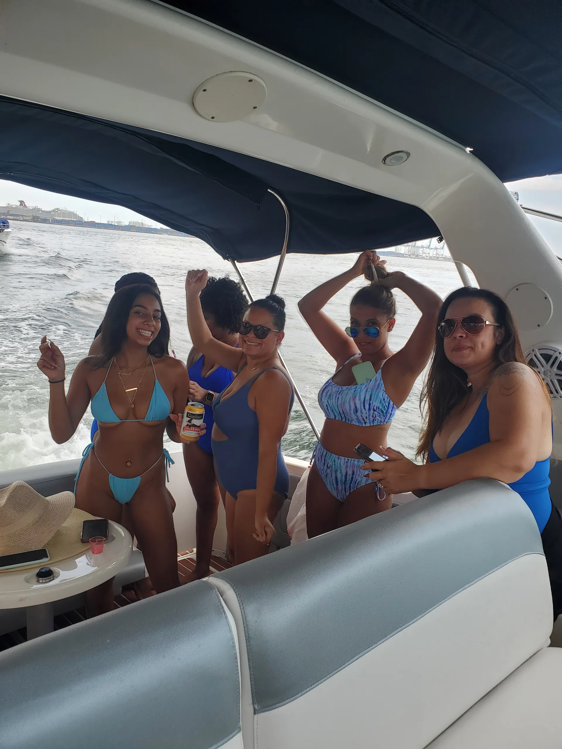 Beautiful private boat tour at stunning waters of Biscayne Bay!
