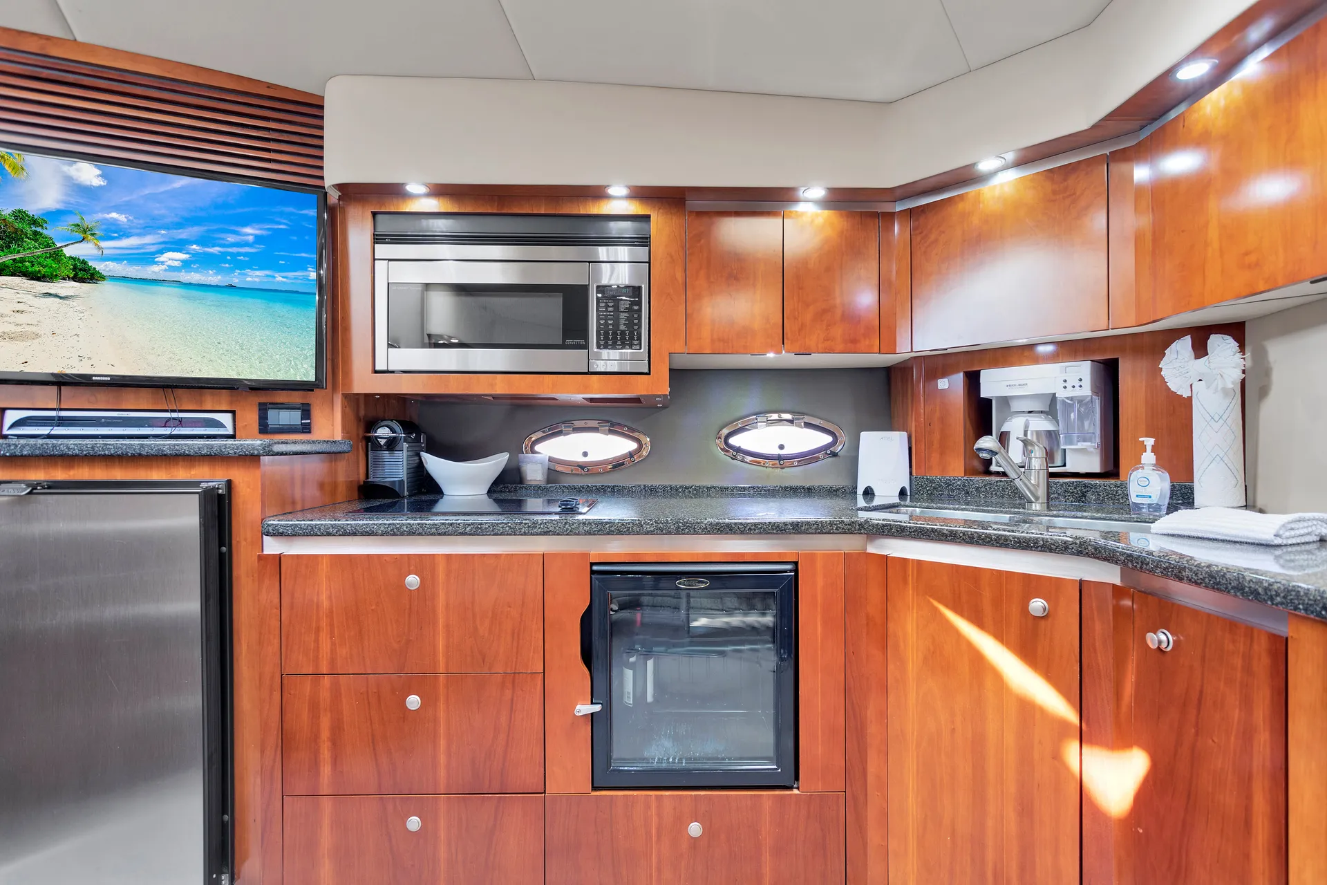 Cruisers Yachts 520 in Newport Beach, CA — photo 9