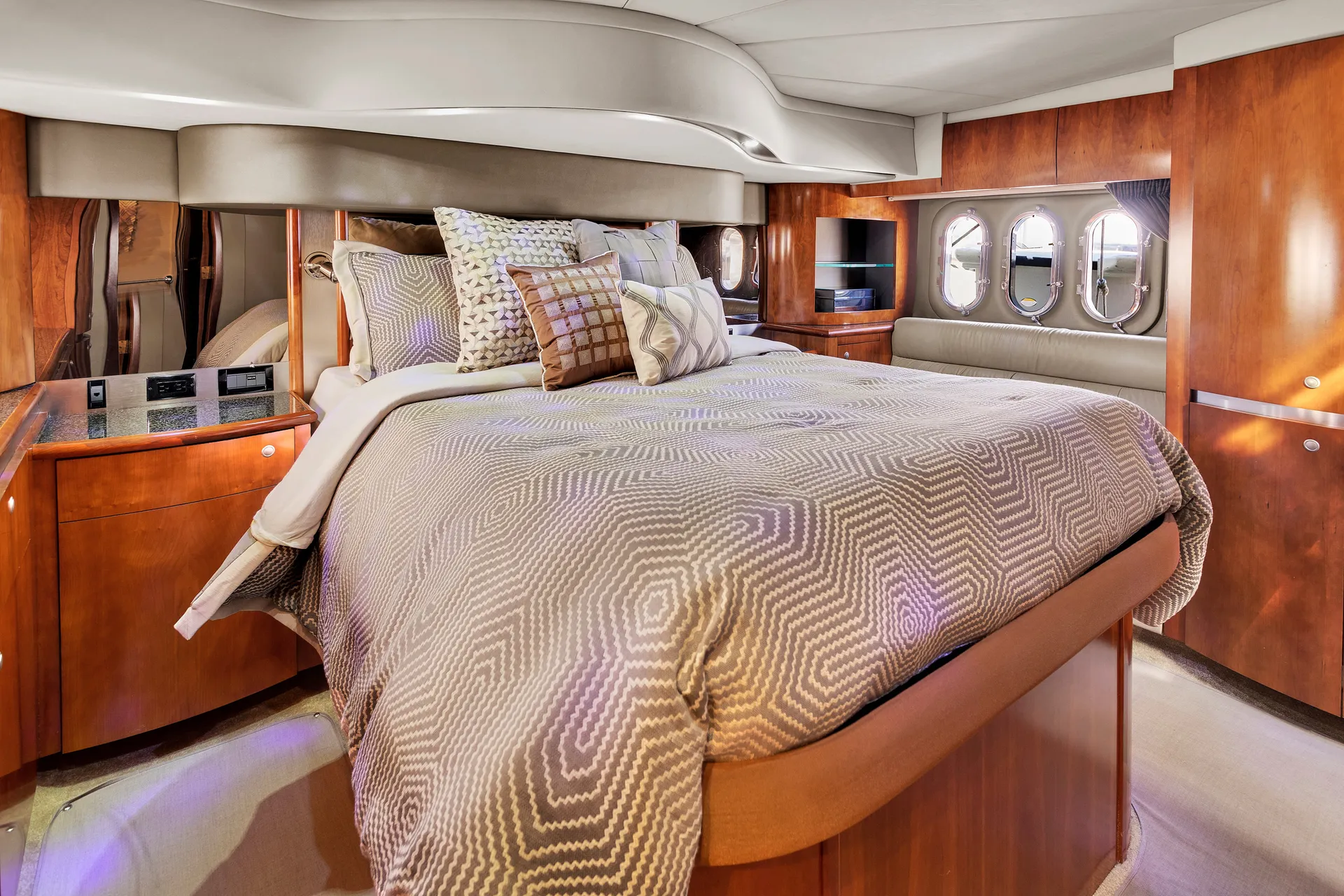 Cruisers Yachts 520 in Newport Beach, CA — photo 10